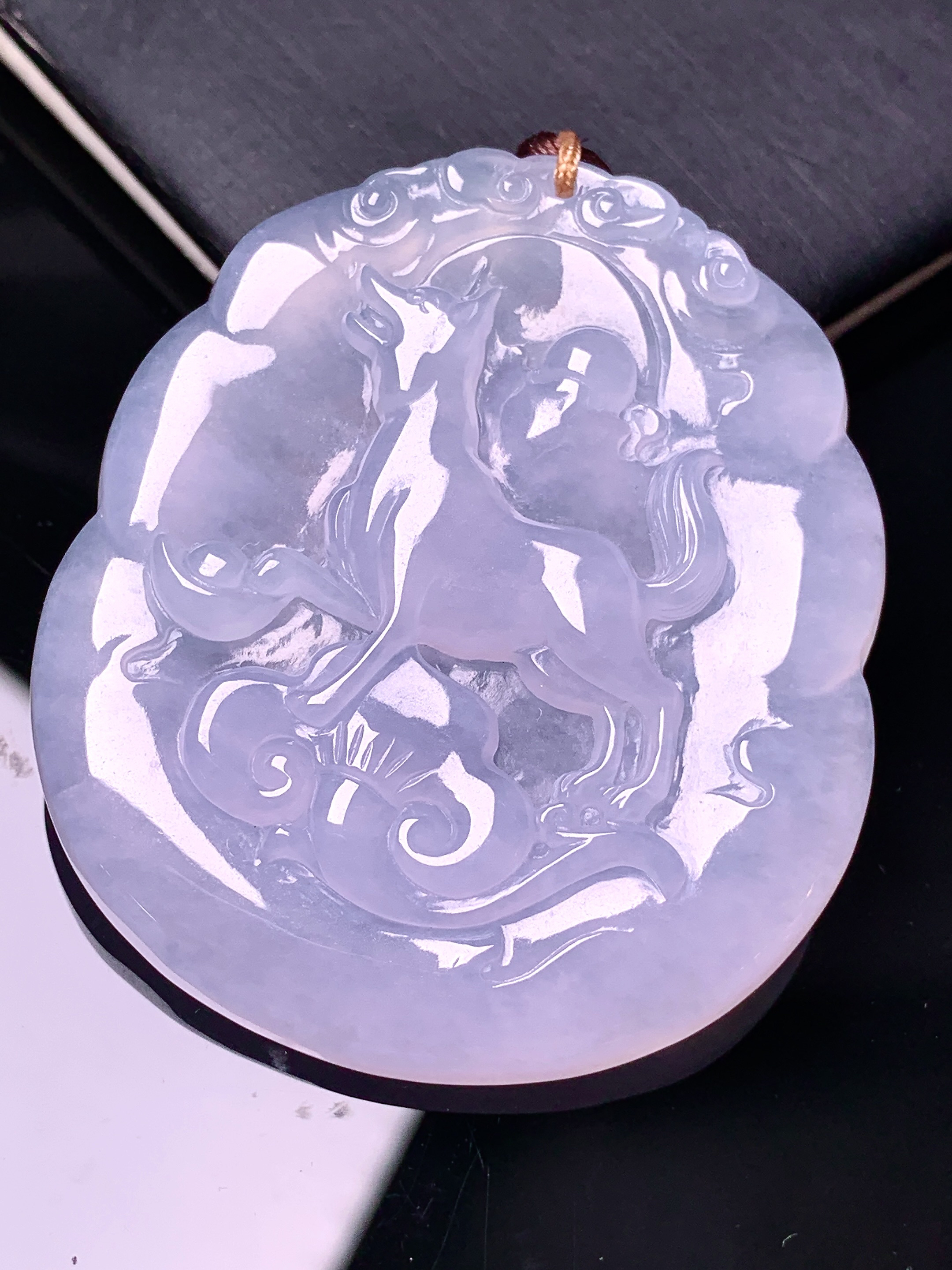 冰种生肖狗吊坠 玉质细腻 色泽艳丽清新 水润亮眼 整体尺寸48.8*42.8*5.8 2b