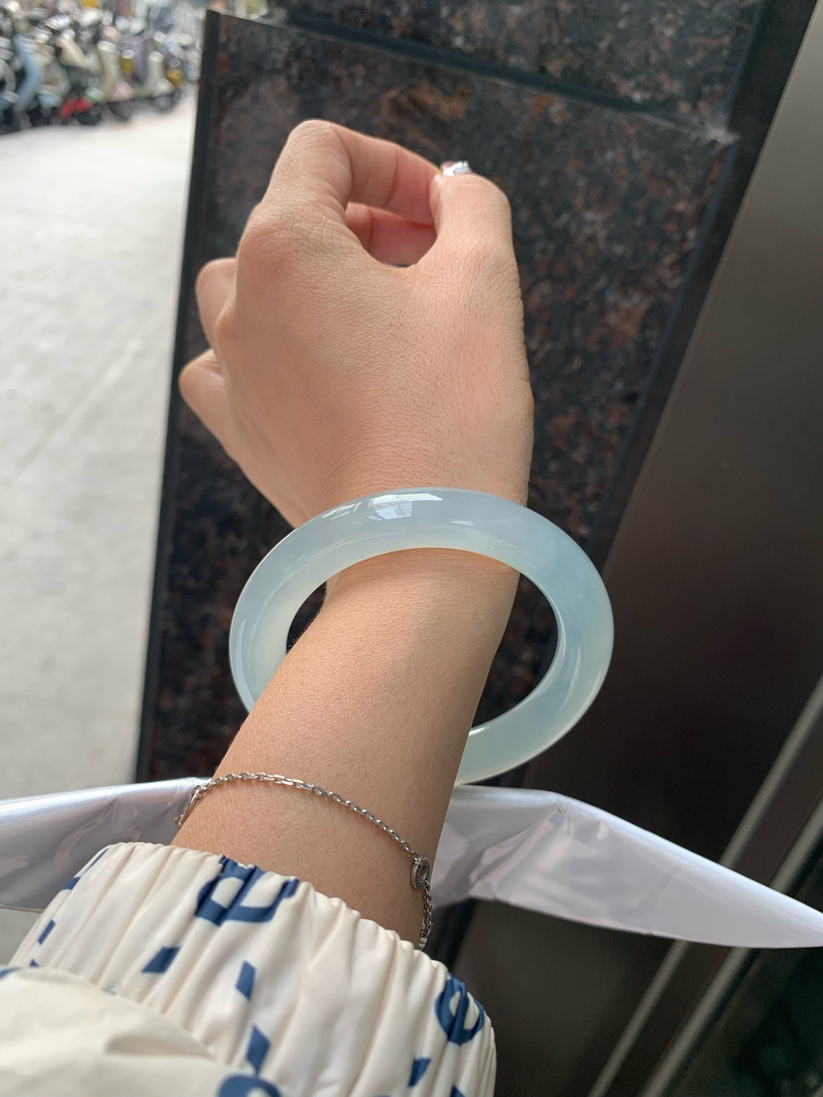 冰晴蓝圆条
无暇，底妆冰润细腻，千变万化的冰晴蓝底色，拥有海的颜色，却散发着星空的光芒，这是一只来自冰川蓝的清冷气质仙女镯。