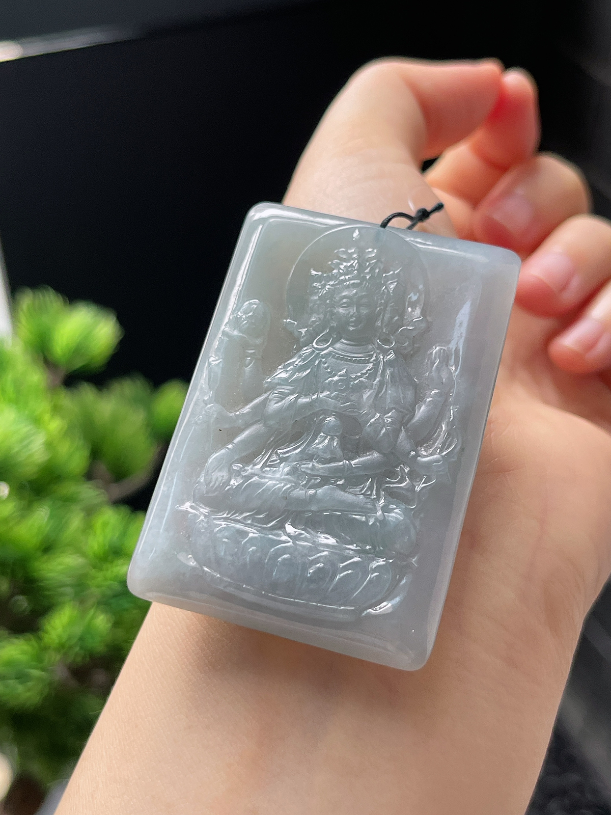 翡翠糯化种淡绿色吊坠
