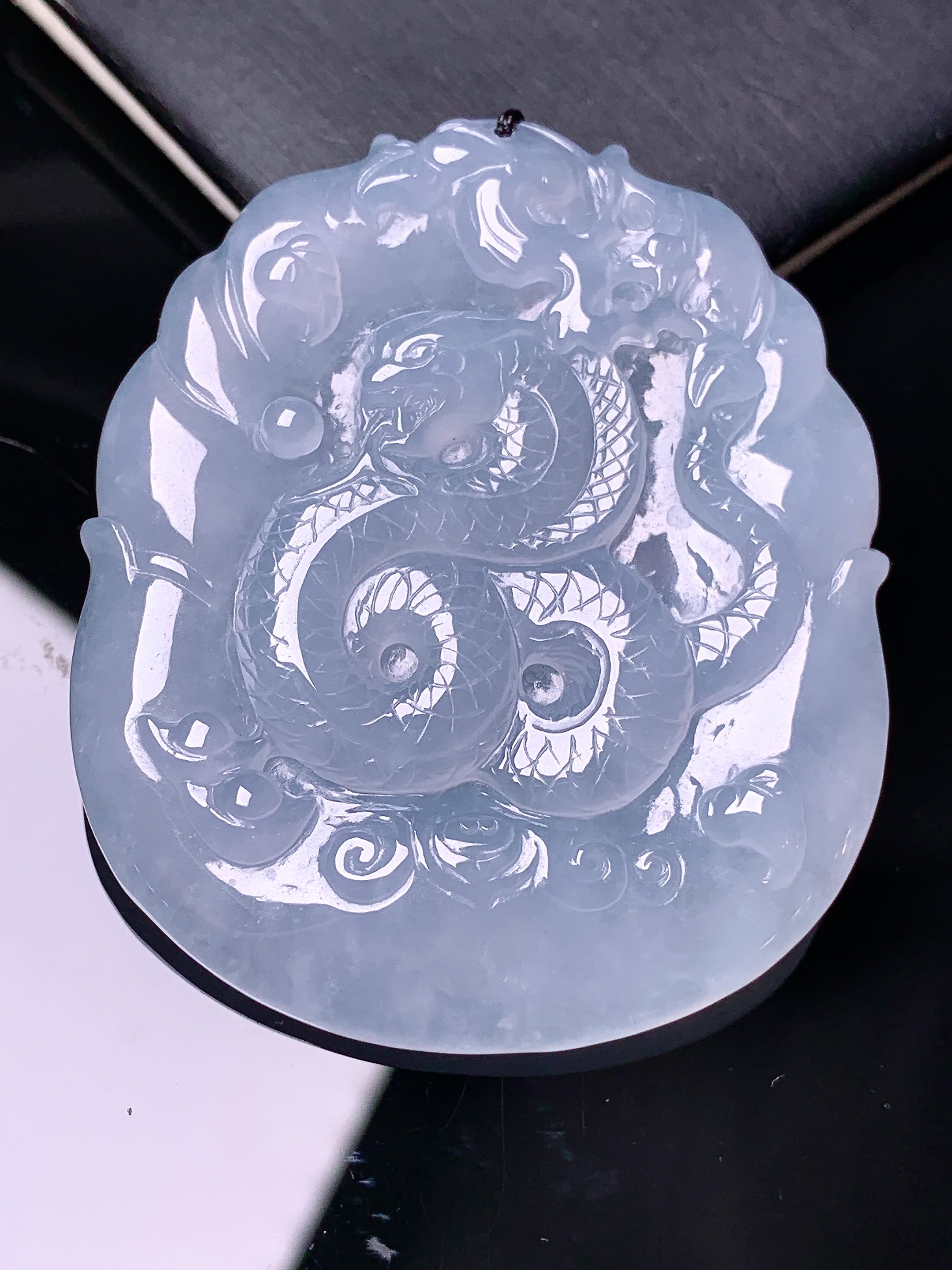 冰种淡蓝生肖蛇吊坠 玉质细腻 色泽艳丽清新 水润亮眼 整体尺寸52.8*44.2*5.6 b2