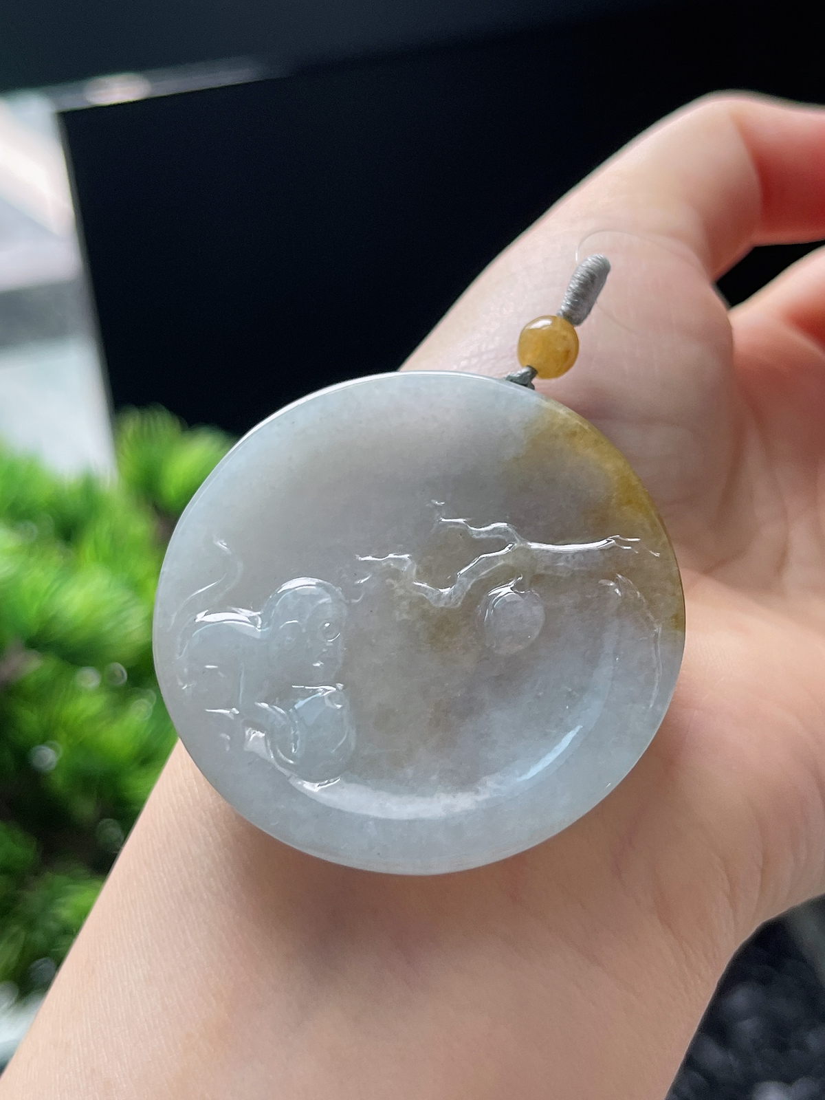 翡翠糯化种黄色吊坠