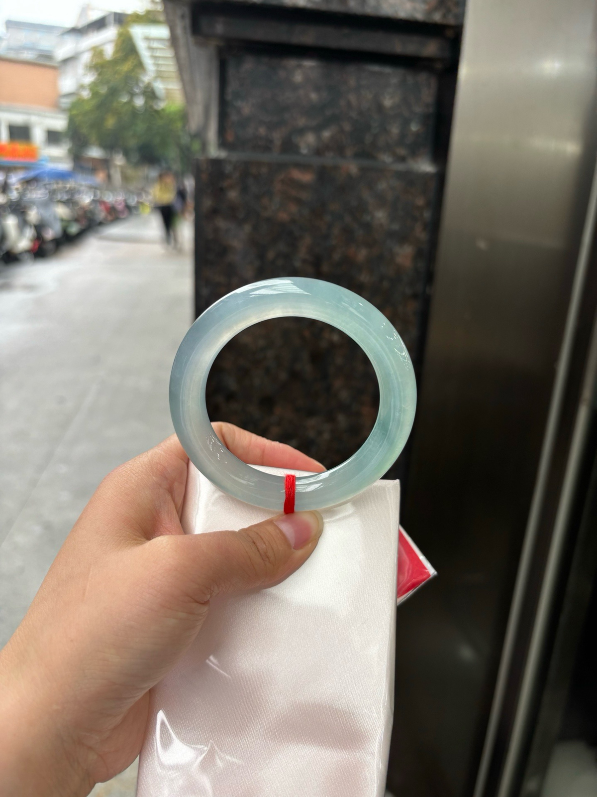 冰蓝圆条
无纹裂，底妆冰润细腻，千变万化的冰晴蓝底色，拥有海的颜色，却散发着星空的光芒，这是一只来自冰川蓝的清冷气质仙女镯