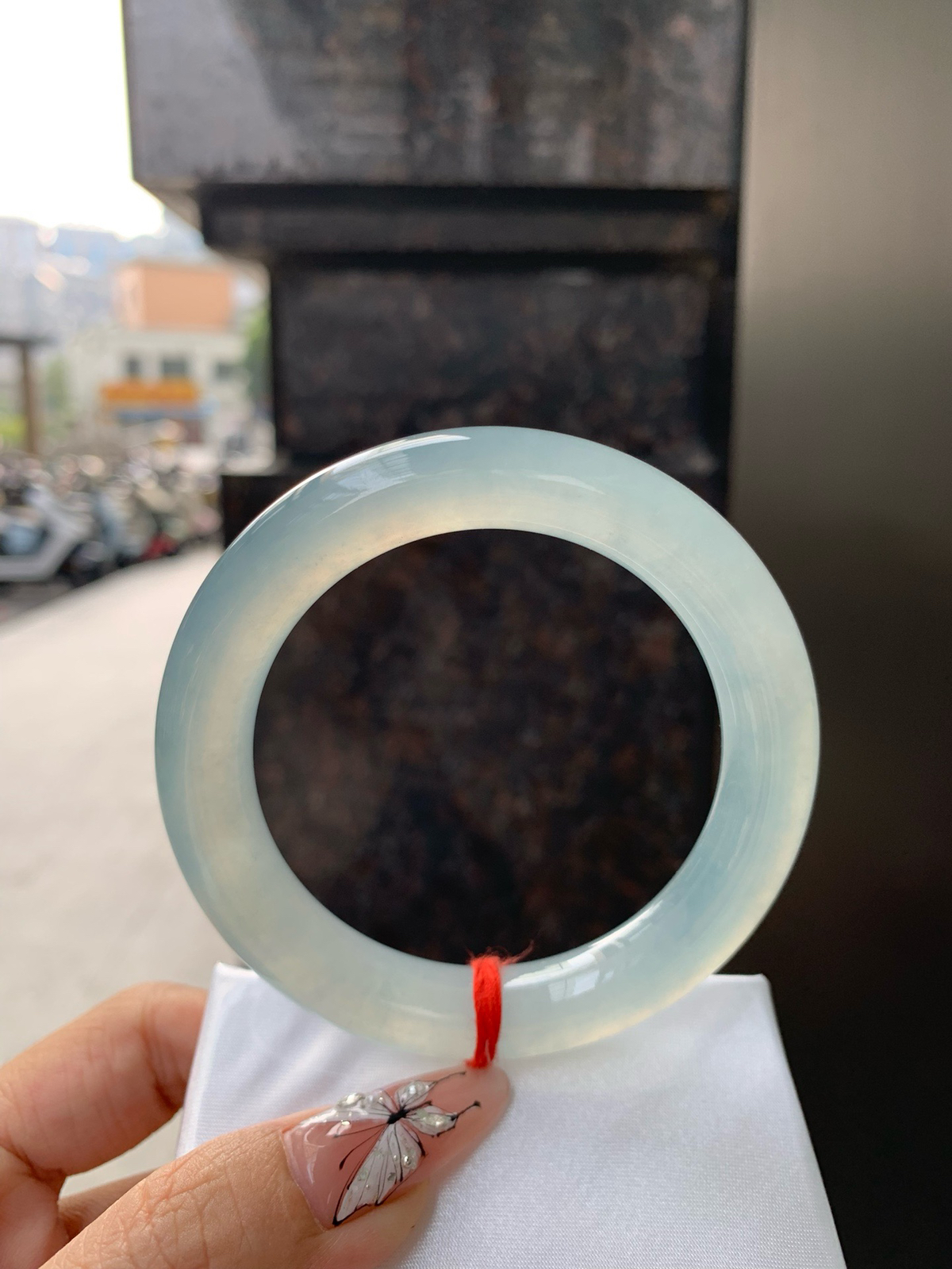 冰晴蓝圆条
无暇，底妆冰润细腻，千变万化的冰晴蓝底色，拥有海的颜色，却散发着星空的光芒，这是一只来自冰川蓝的清冷气质仙女镯。
