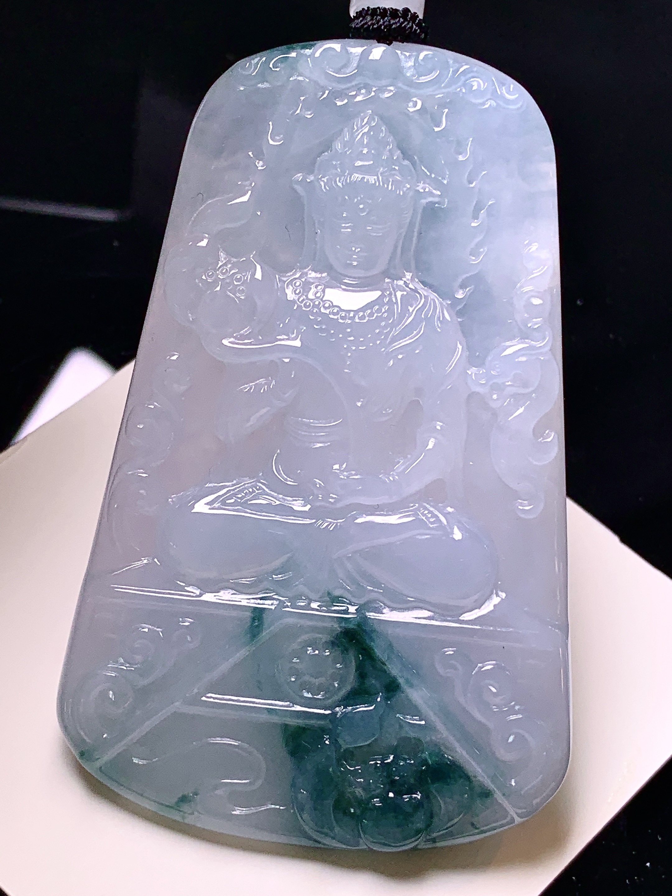 飘绿观音菩萨吊坠 玉质细腻 色泽艳丽清新 水润亮眼 整体尺寸68.2*43.5*6 L1