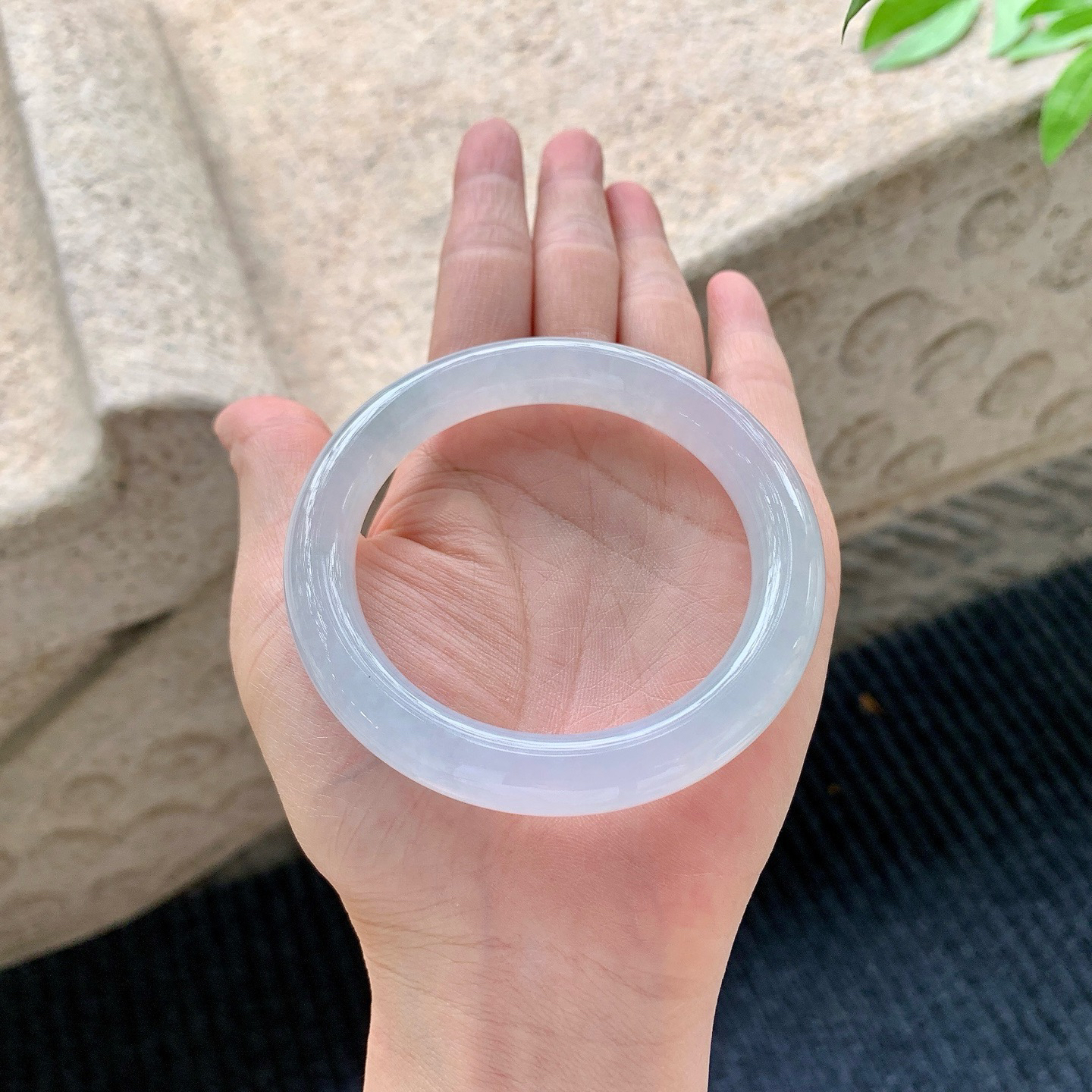 圆条55 56
【圈口】56/10.5/10
【描述】晴底，清透，水润，种老，细腻，无纹裂！