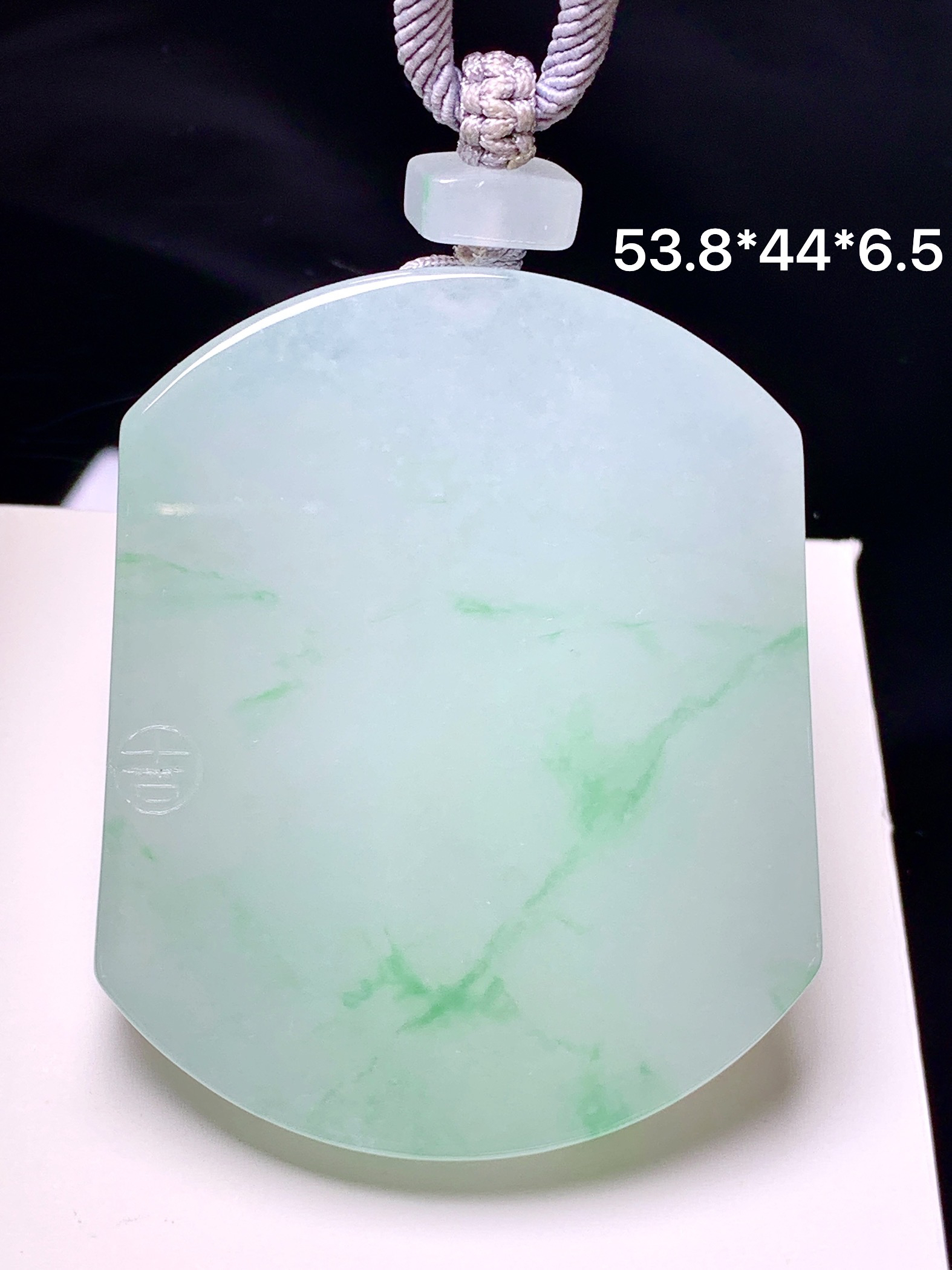 飘绿无事牌吊坠 玉质细腻 色泽艳丽清新 水润亮眼 整体尺寸53.8*44*6.5 a5