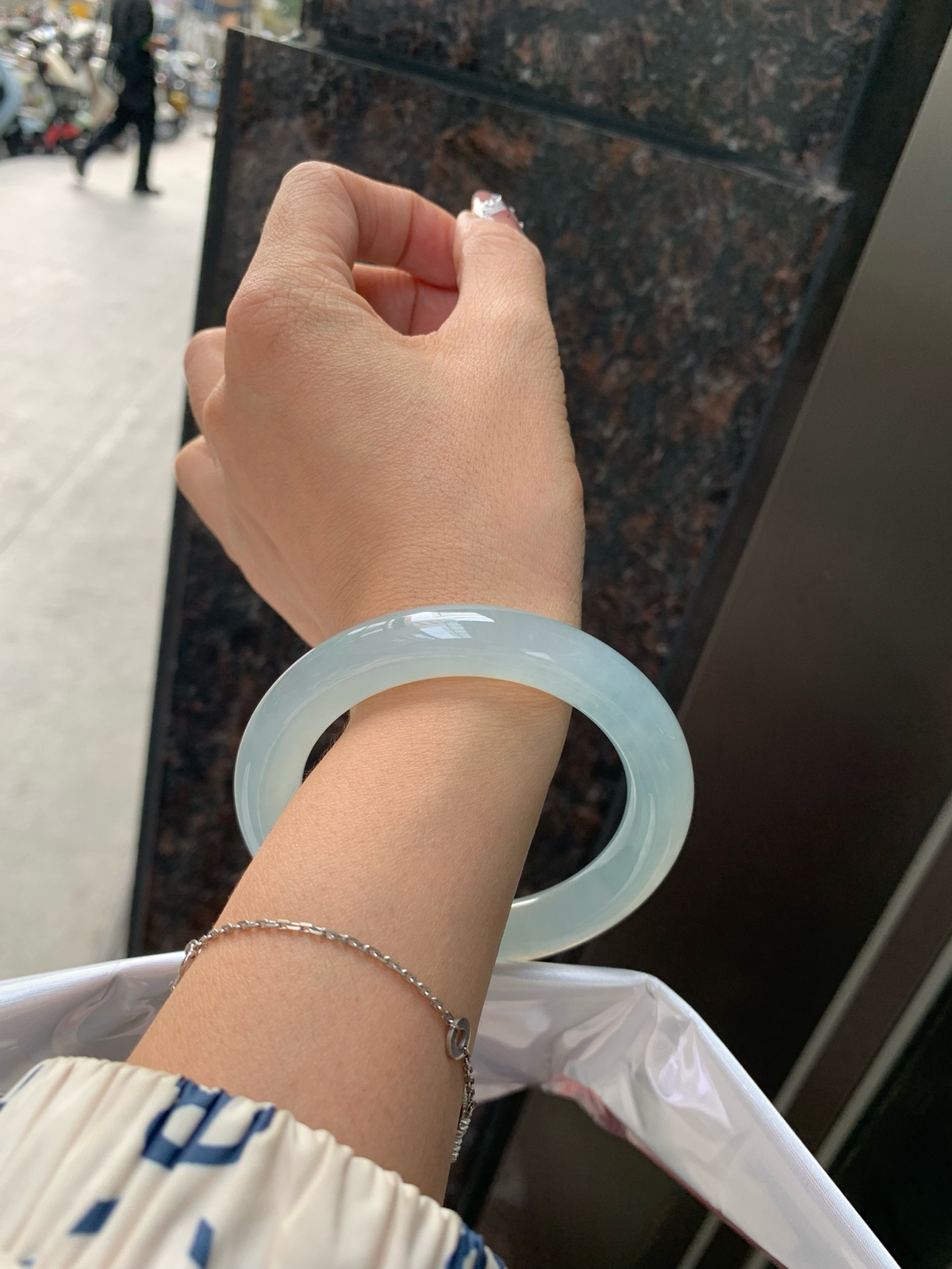 冰晴蓝圆条
无暇，底妆冰润细腻，千变万化的冰晴蓝底色，拥有海的颜色，却散发着星空的光芒，这是一只来自冰川蓝的清冷气质仙女镯。