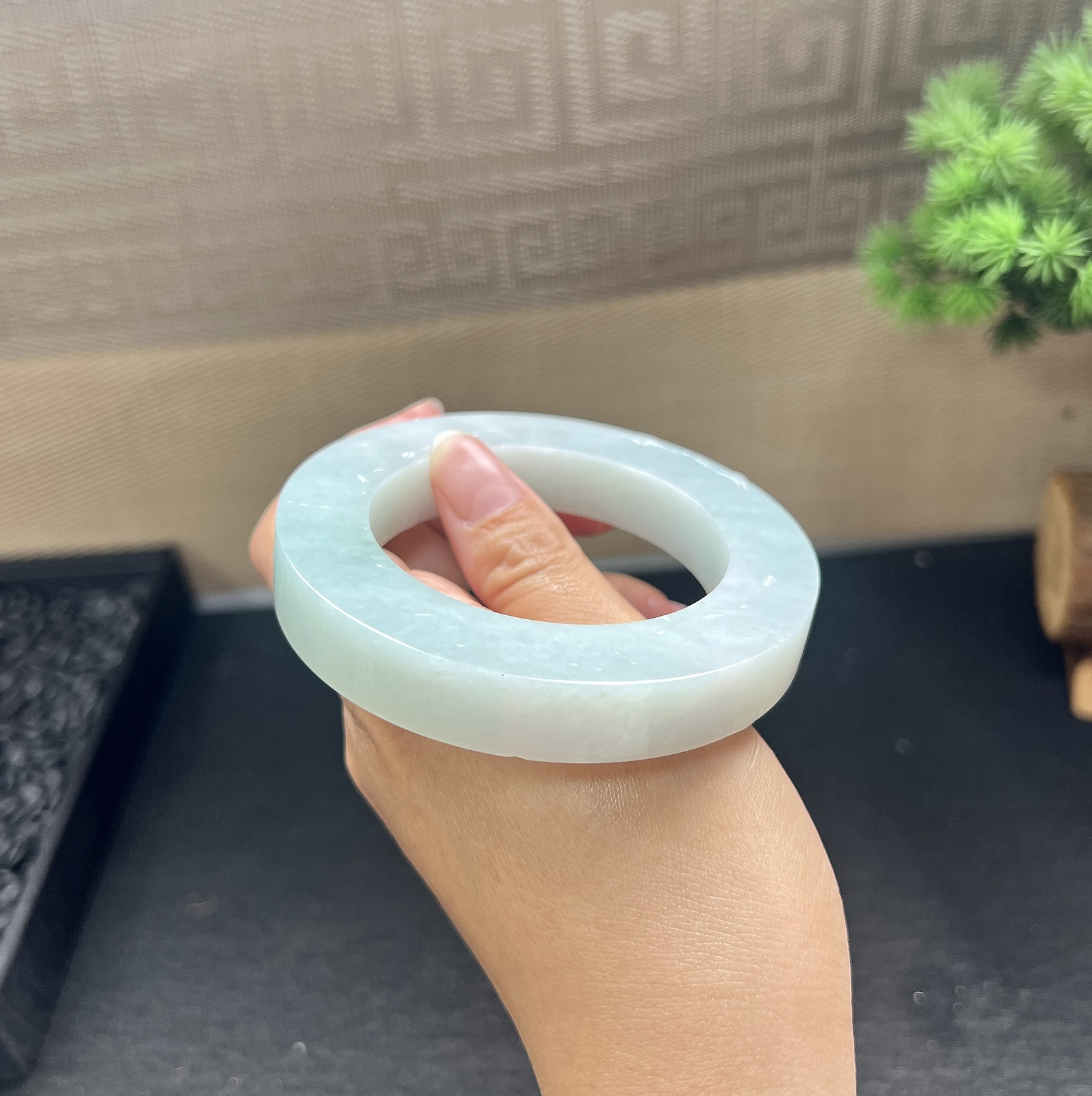 淡绿翡翠镯胚，⭕️82-55-13-13.5，可做54-66正圈