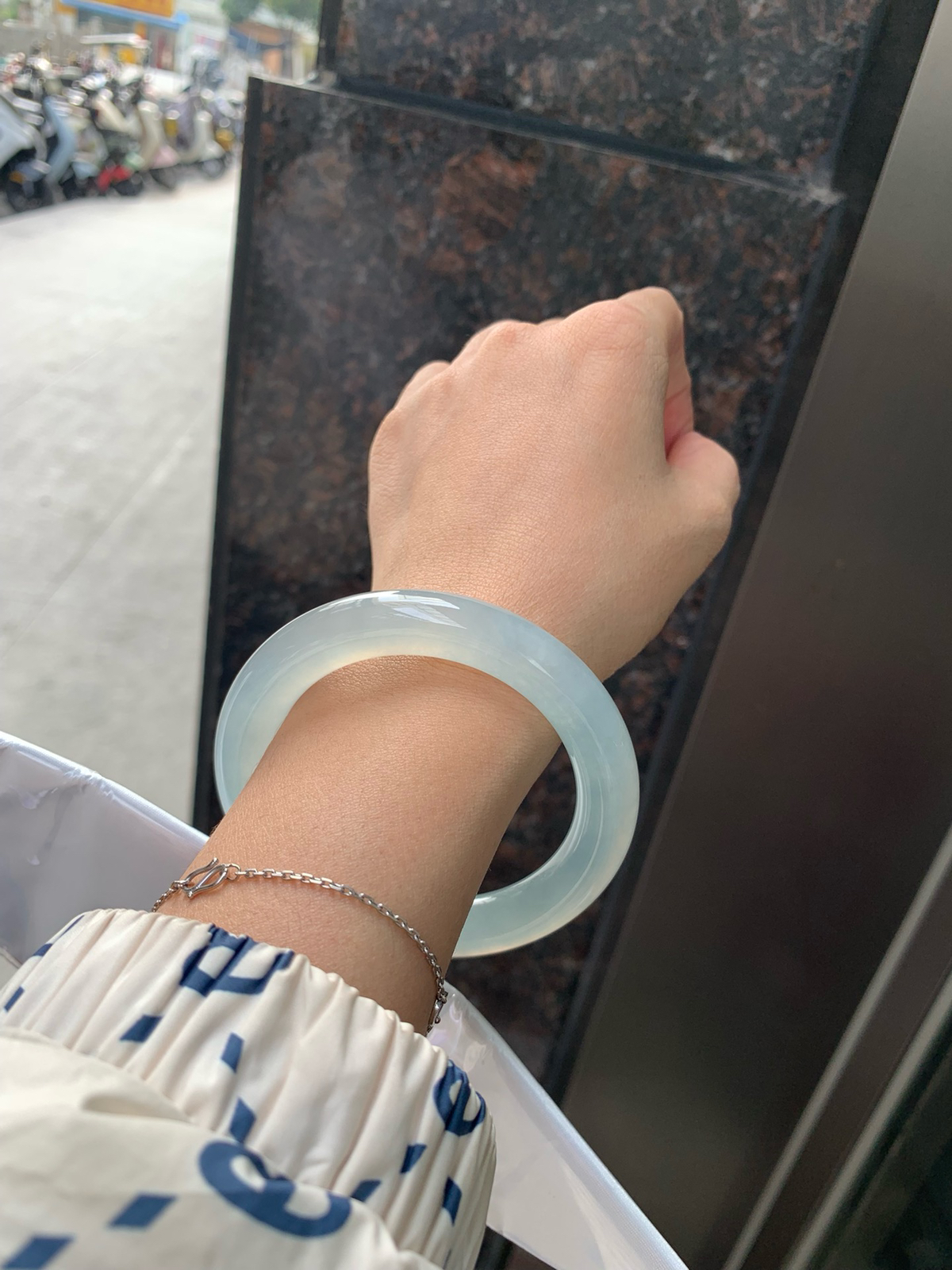 冰晴蓝圆条
无暇，底妆冰润细腻，千变万化的冰晴蓝底色，拥有海的颜色，却散发着星空的光芒，这是一只来自冰川蓝的清冷气质仙女镯。