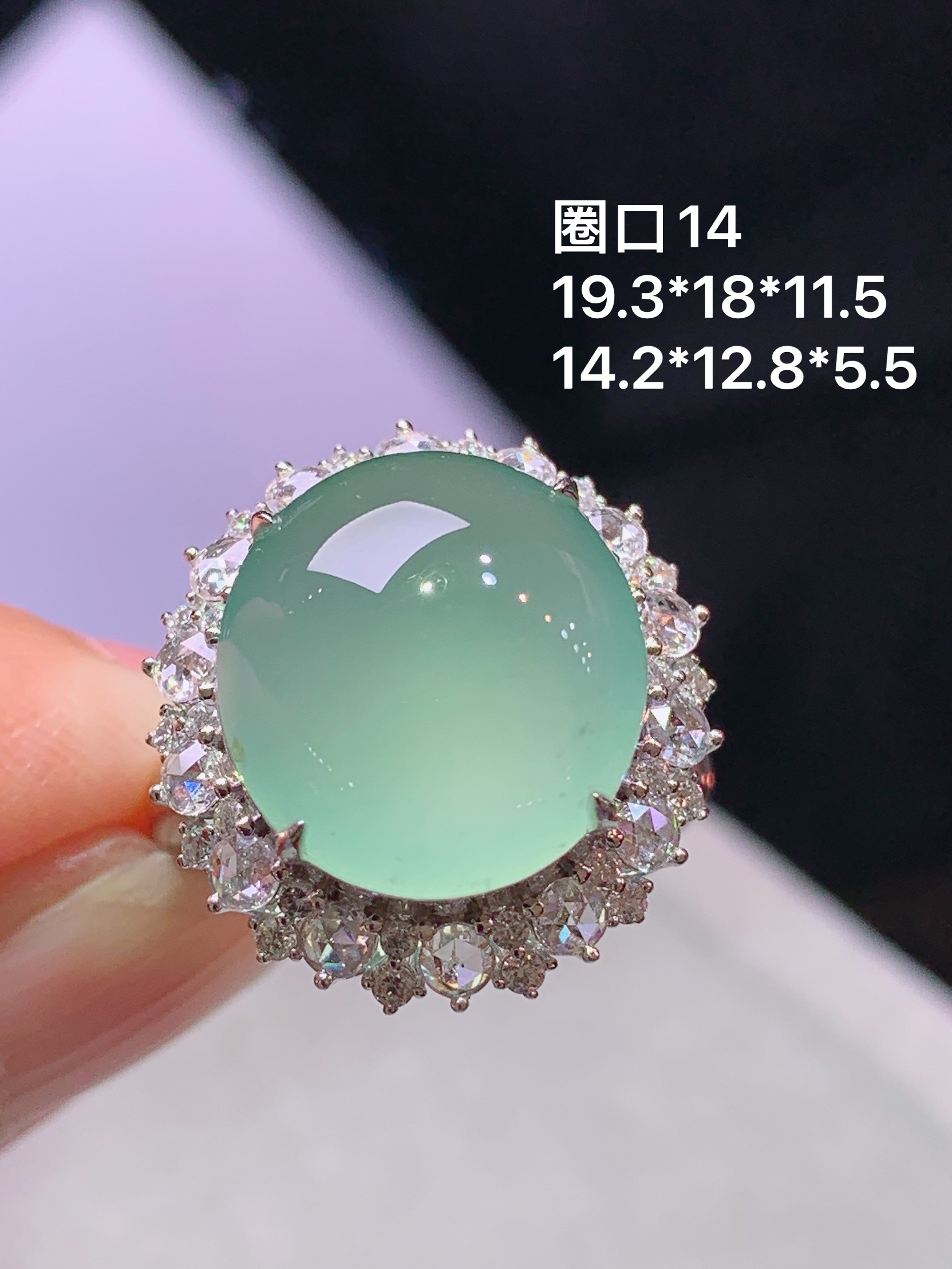 18k金钻镶嵌冰种晴绿蛋面戒指 玉质细腻 色泽艳丽清新 水润亮眼 圈口14 整体尺寸19.3*18*11.5 t1