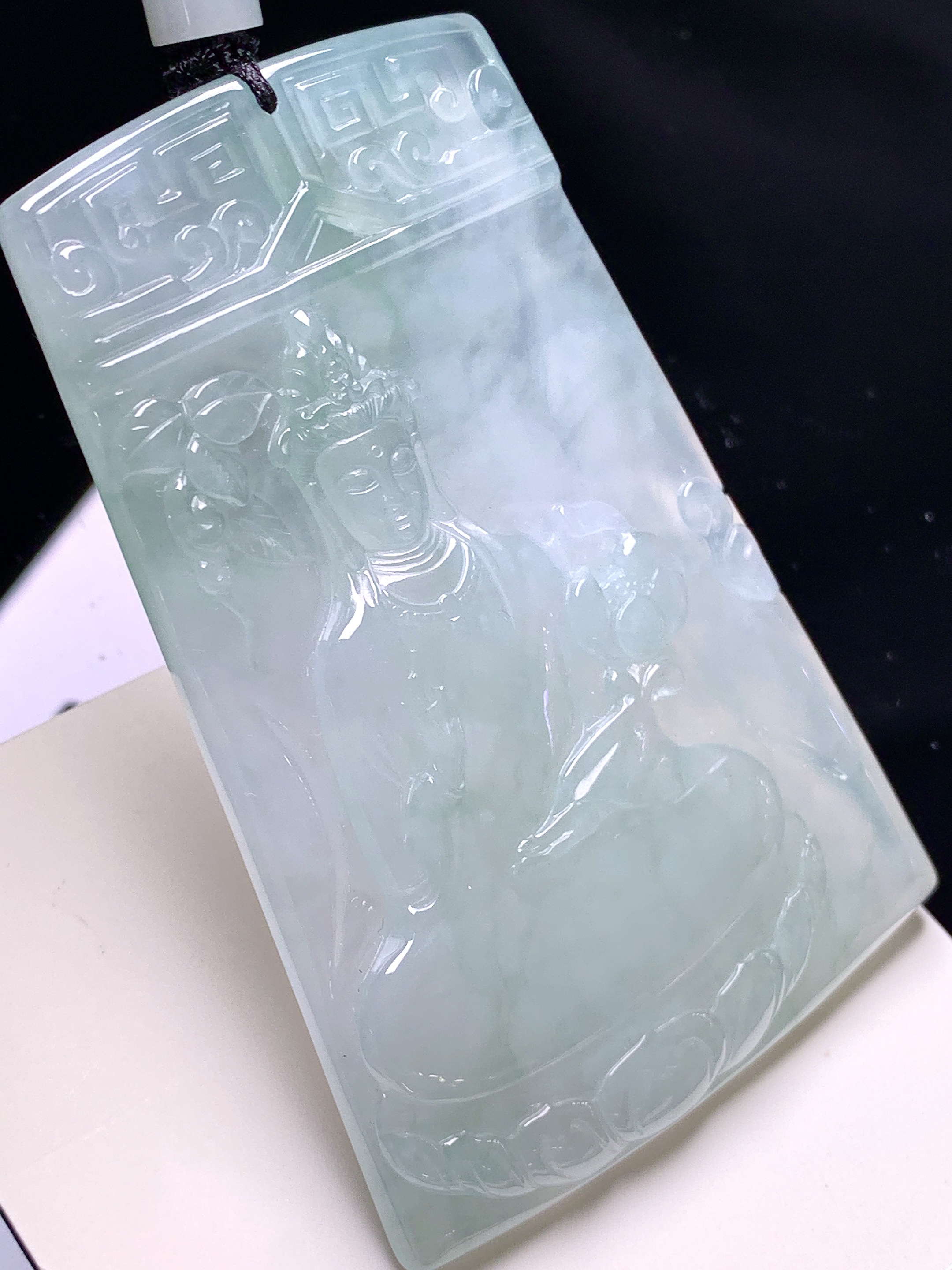 飘绿观音菩萨吊坠 玉质细腻 色泽艳丽清新 水润亮眼 整体尺寸72.5*48.2*5.8 L1