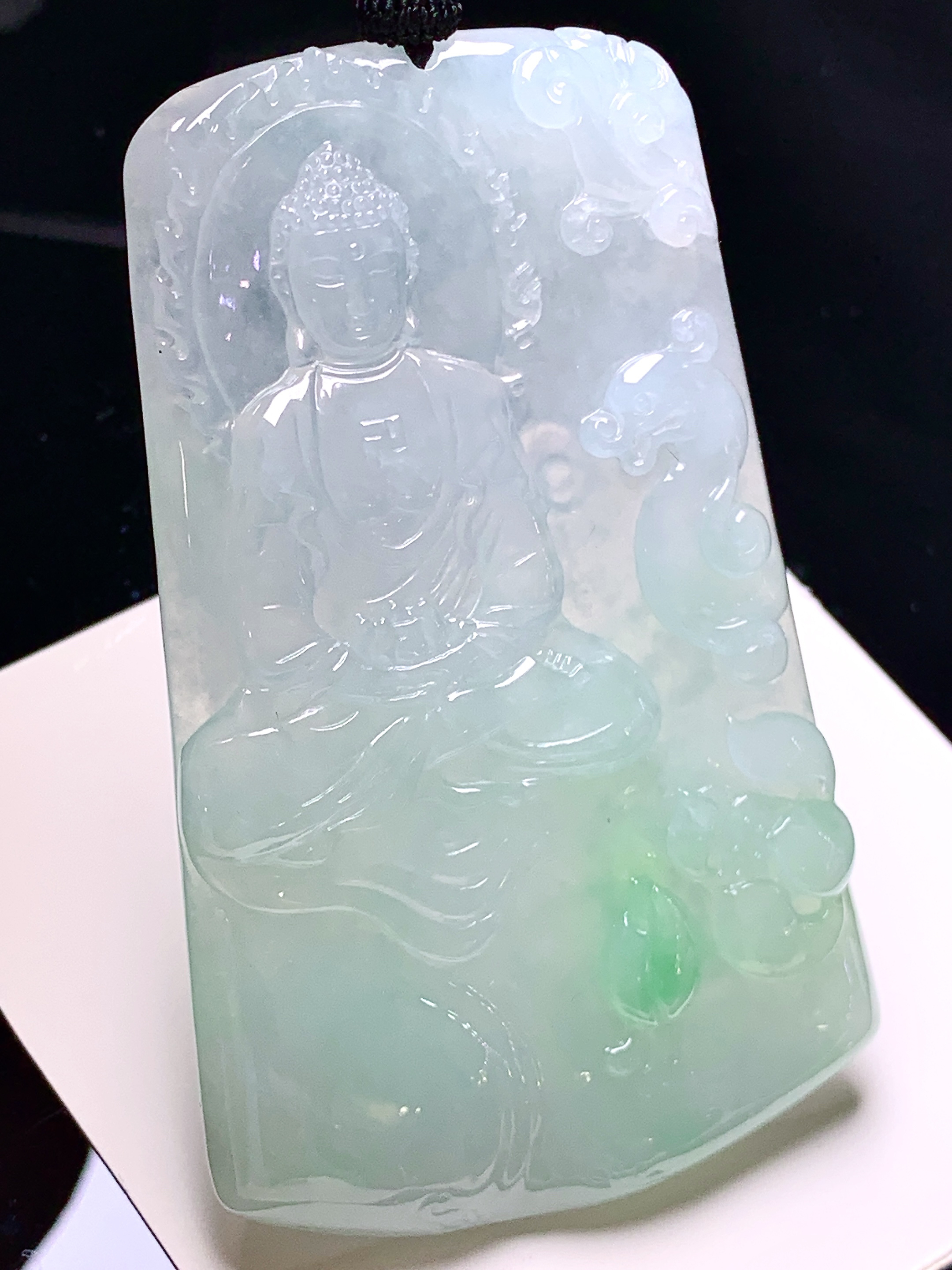 飘绿大日如来佛祖吊坠 玉质细腻 色泽艳丽清新 水润亮眼 整体尺寸68.5*42.6*6 a2