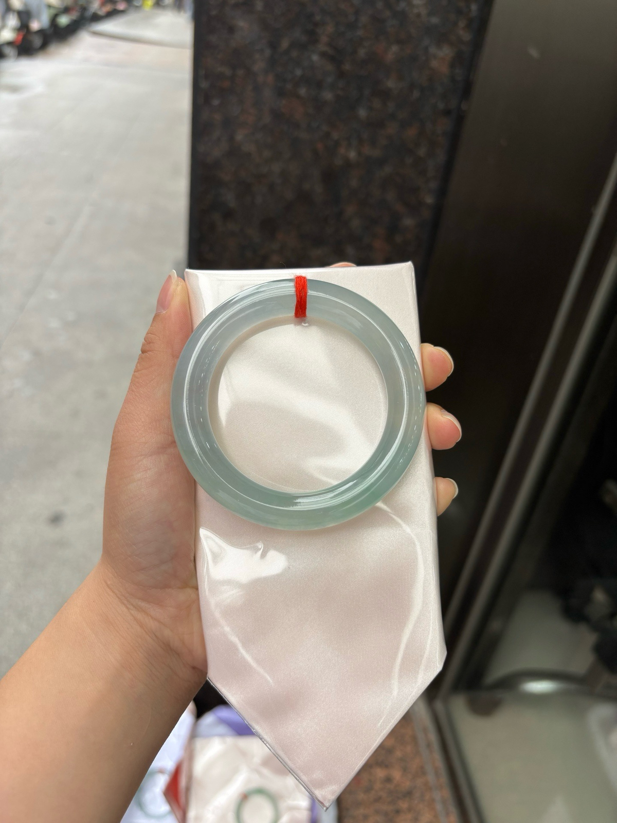 冰蓝圆条
无纹裂，底妆冰润细腻，千变万化的冰晴蓝底色，拥有海的颜色，却散发着星空的光芒，这是一只来自冰川蓝的清冷气质仙女镯