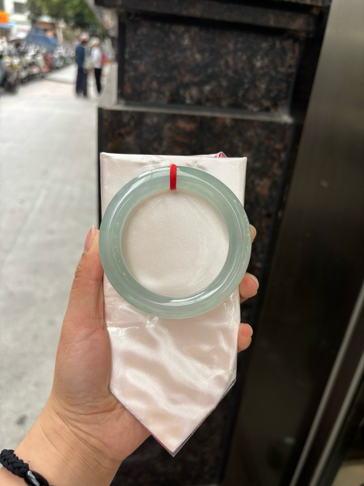 冰晴圆条
无暇，底妆水润细腻，满圈淡雅晴绿，像初春嫩芽落入清泉，均匀柔和，抬眼就是一片宁静感。