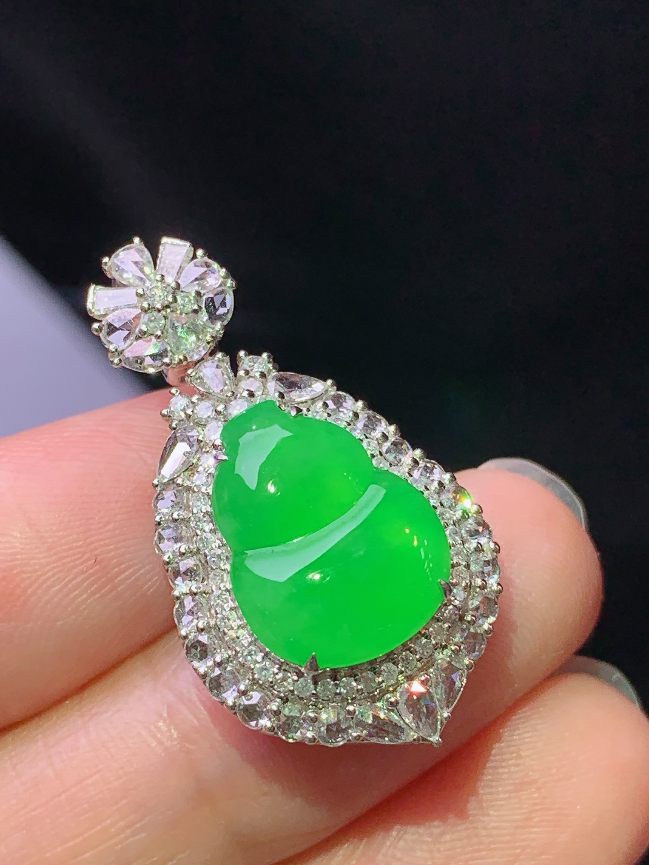 18k金钻镶嵌冰阳绿葫芦吊坠 玉质细腻 色泽艳丽清新 水润亮眼 整体尺寸29.8*16.5*9.5 h1