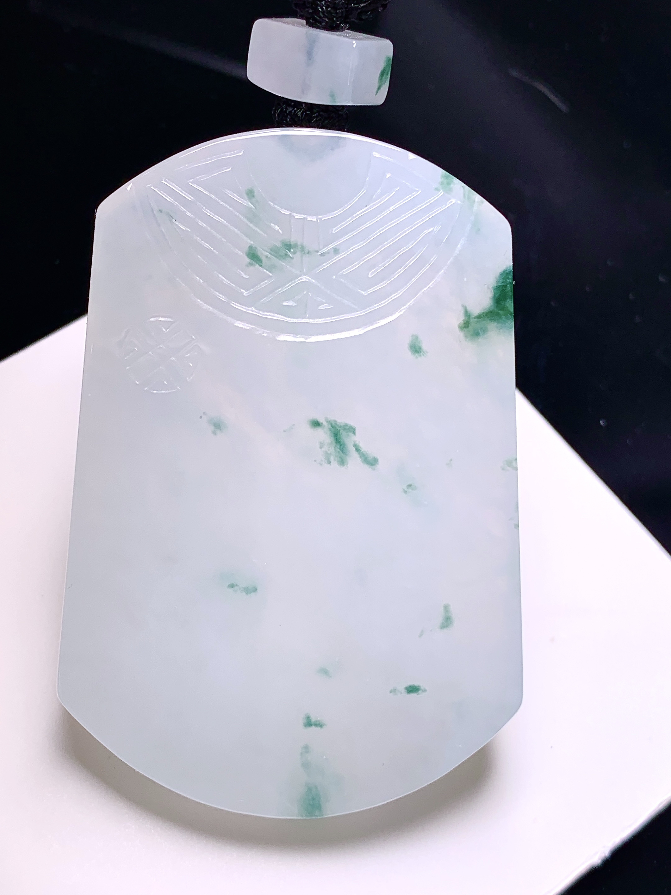 飘花无事牌吊坠 玉质细腻 色泽艳丽清新 水润亮眼 整体尺寸52*35.5*6 L1