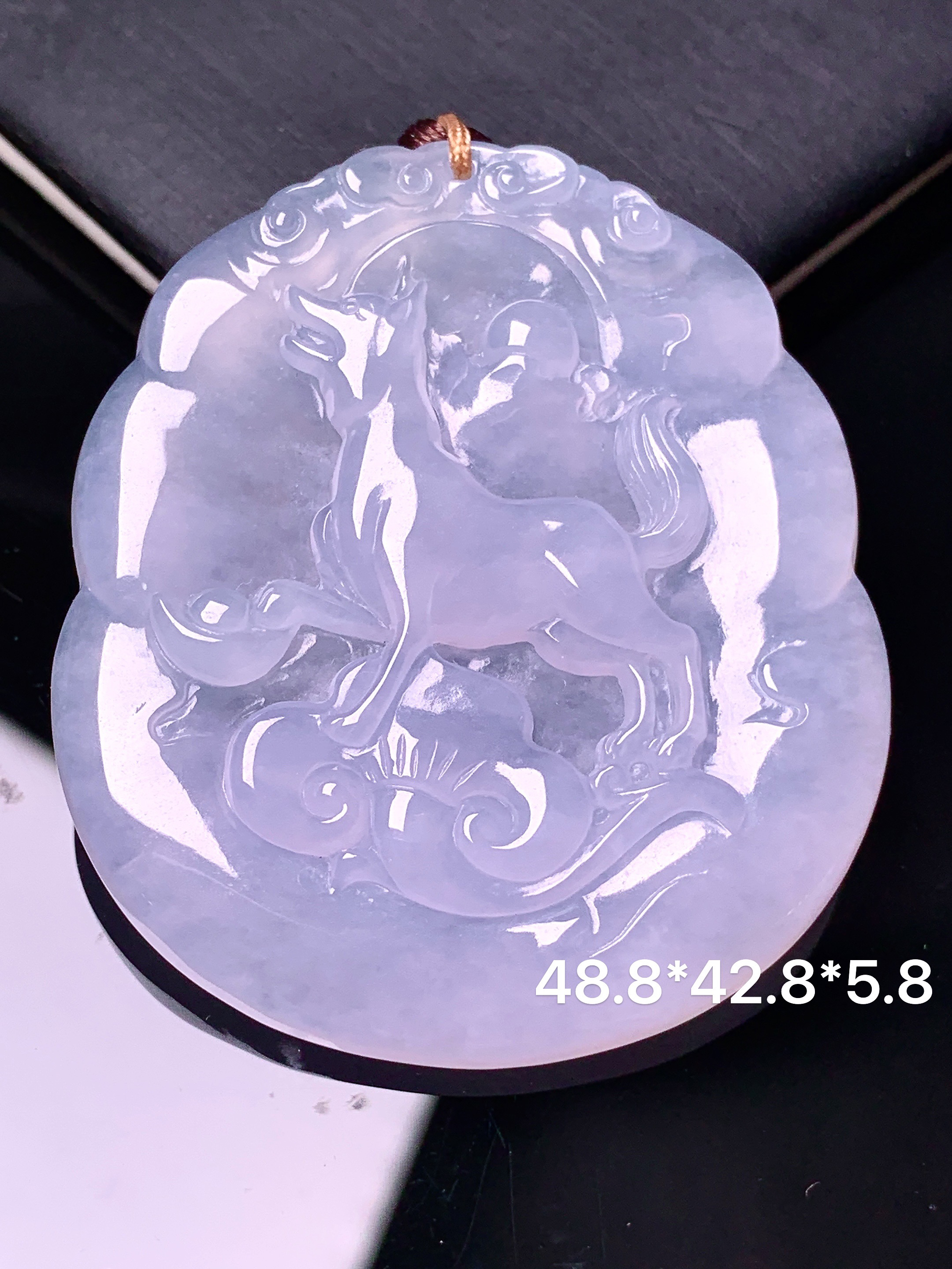 冰种生肖狗吊坠 玉质细腻 色泽艳丽清新 水润亮眼 整体尺寸48.8*42.8*5.8 2b