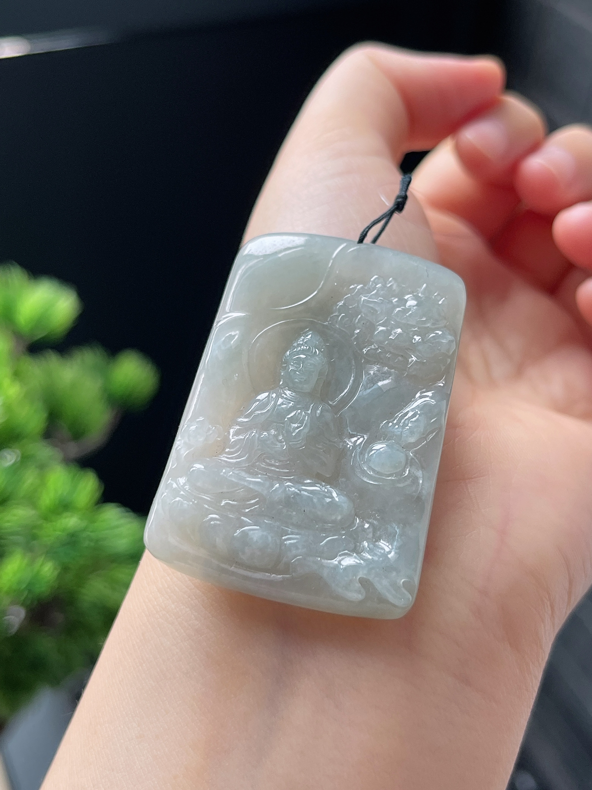 翡翠糯化种白色吊坠