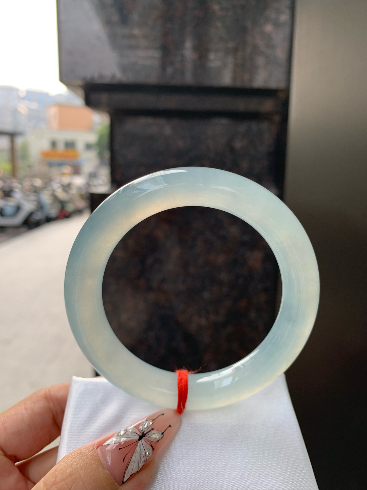 冰晴蓝圆条
无暇，底妆冰润细腻，千变万化的冰晴蓝底色，拥有海的颜色，却散发着星空的光芒，这是一只来自冰川蓝的清冷气质仙女镯。
