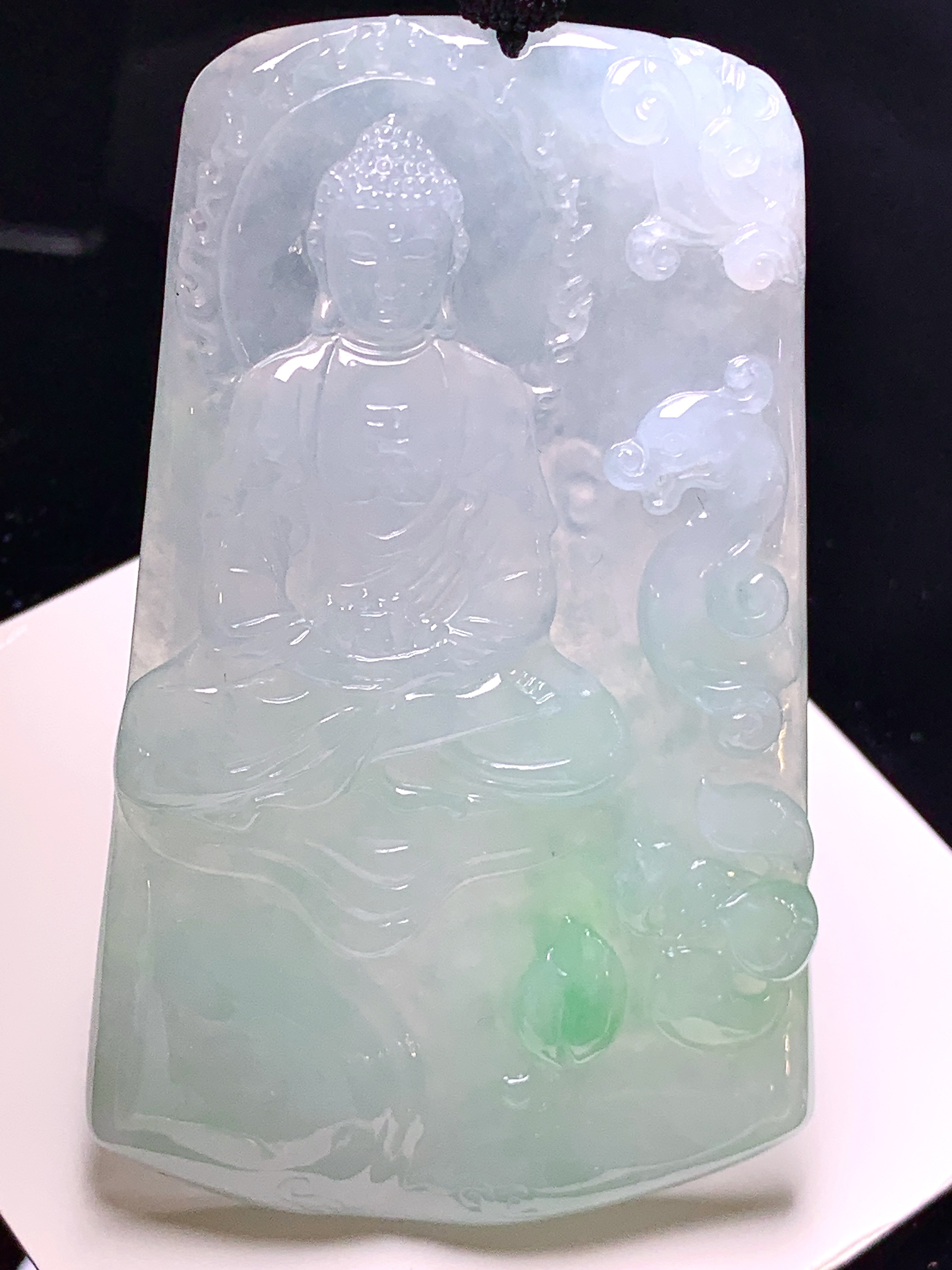 飘绿大日如来佛祖吊坠 玉质细腻 色泽艳丽清新 水润亮眼 整体尺寸68.5*42.6*6 a2