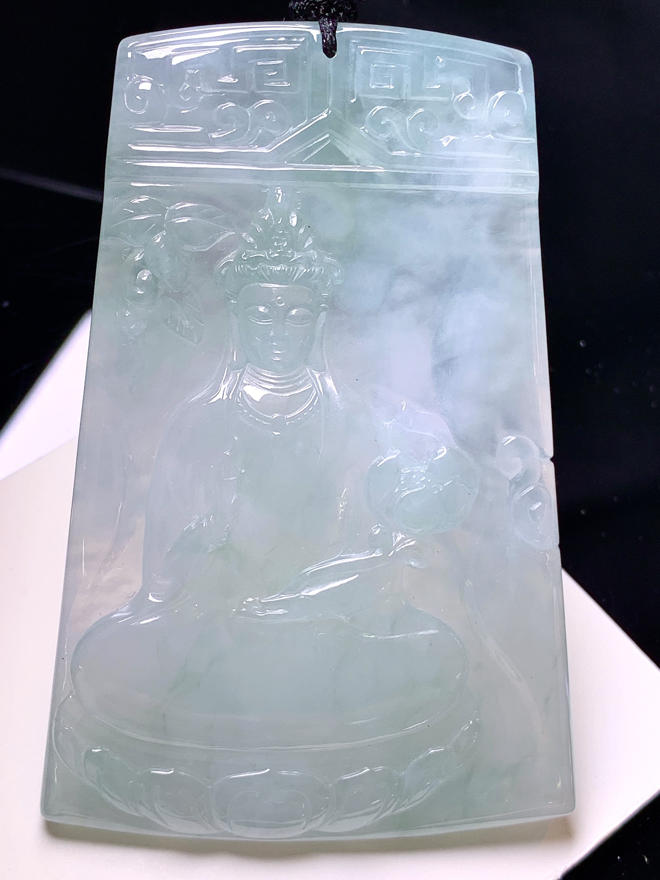 飘绿观音菩萨吊坠 玉质细腻 色泽艳丽清新 水润亮眼 整体尺寸72.5*48.2*5.8 L1