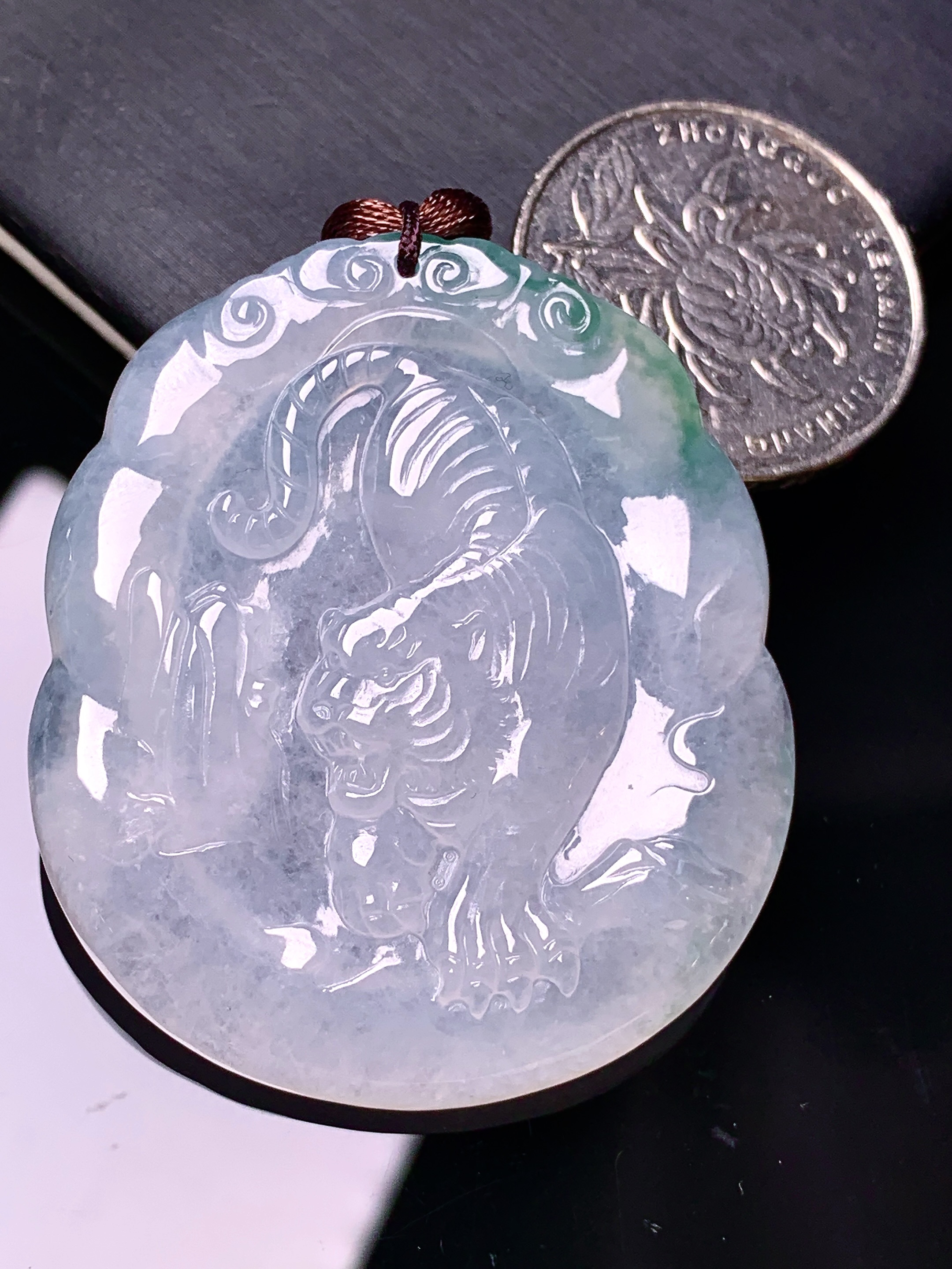 飘绿生肖虎吊坠 玉质细腻 色泽艳丽清新 水润亮眼 整体尺寸45.5*39.5*5.6 b2