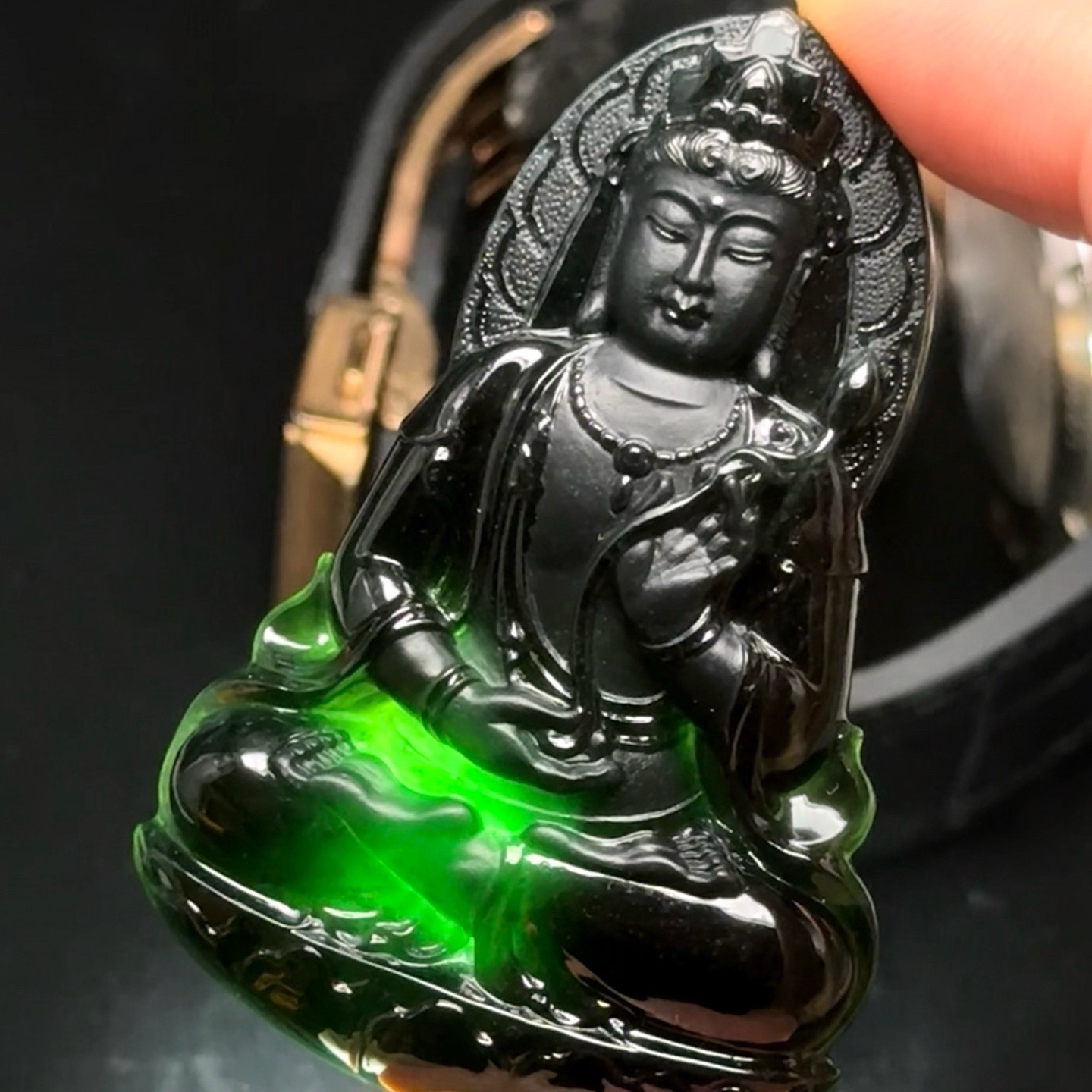 精品墨翠正装观音 种好色正 黑度极好 打灯通透 油性十足 厚桩大气  尺寸61.3