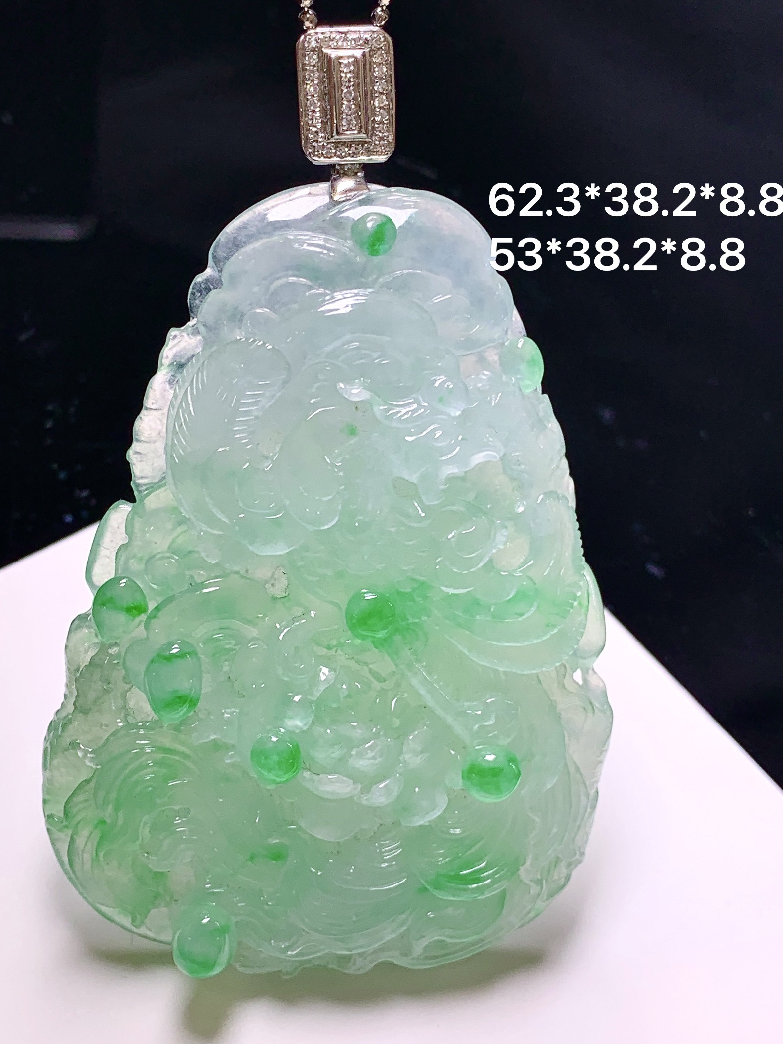 18k金钻镶嵌飘绿凤凰吊坠 玉质细腻 色泽艳丽清新 水润亮眼 整体尺寸62.3*38.2*8.8 a2