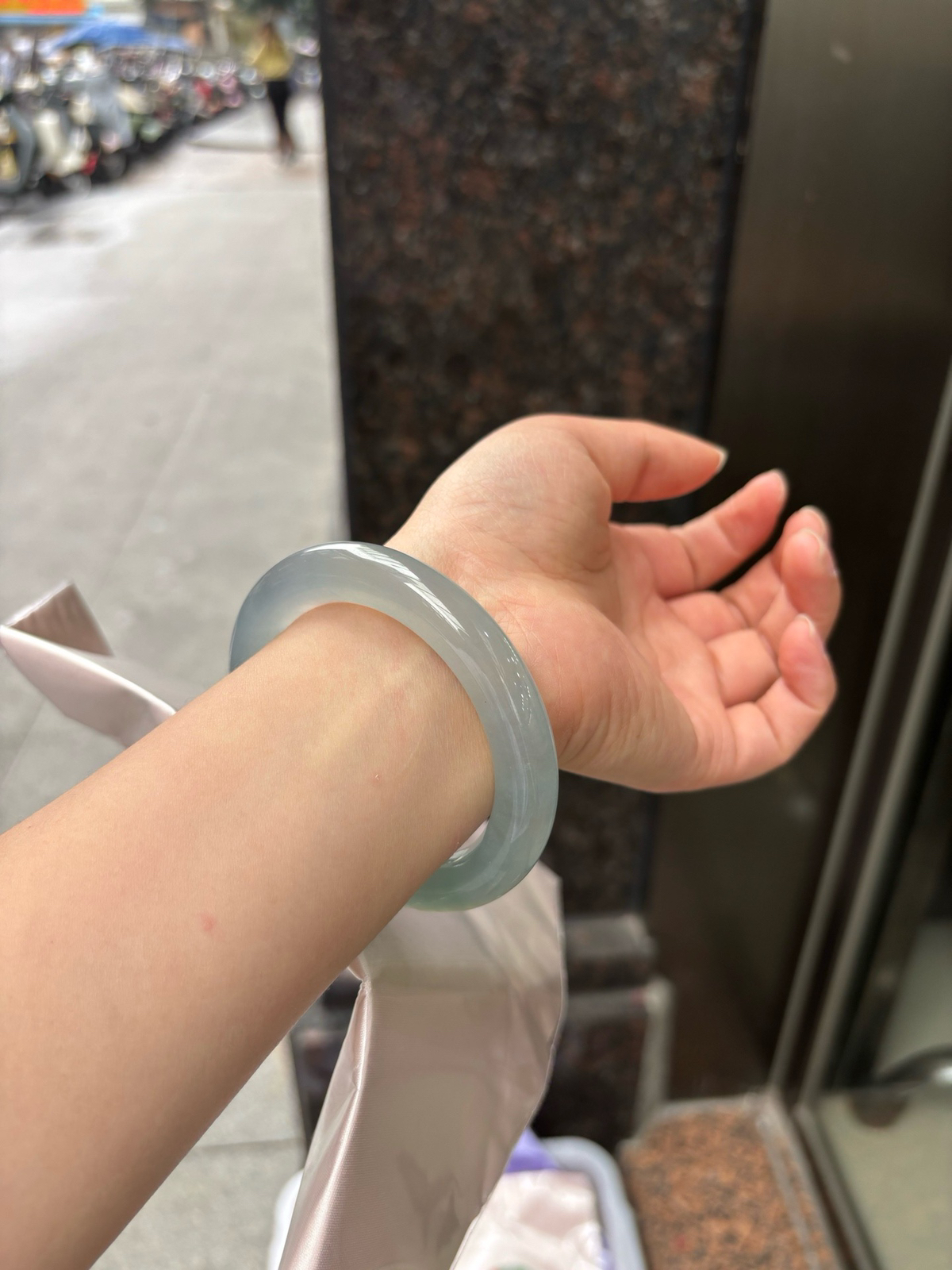 冰蓝圆条
无纹裂，底妆冰润细腻，千变万化的冰晴蓝底色，拥有海的颜色，却散发着星空的光芒，这是一只来自冰川蓝的清冷气质仙女镯