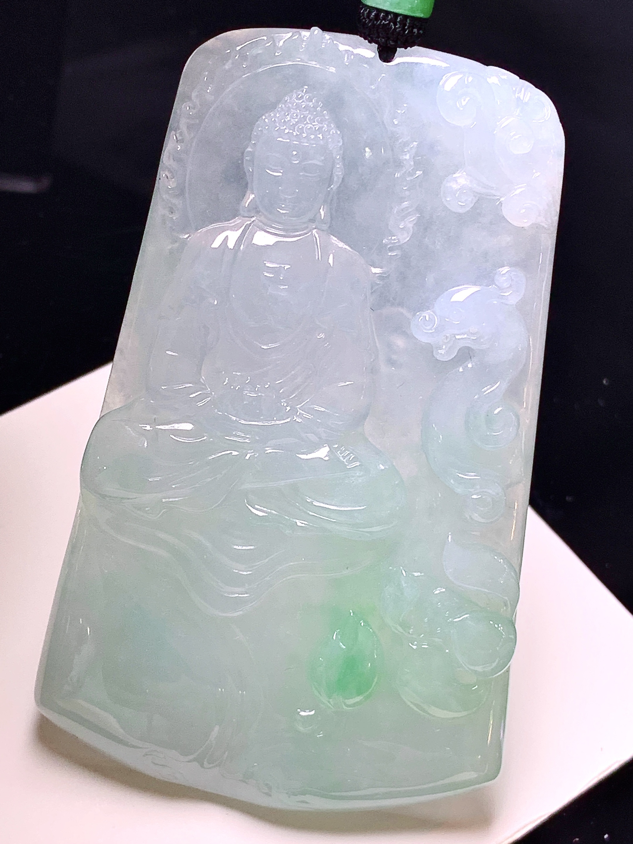 飘绿大日如来佛祖吊坠 玉质细腻 色泽艳丽清新 水润亮眼 整体尺寸68.5*42.6*6 a2
