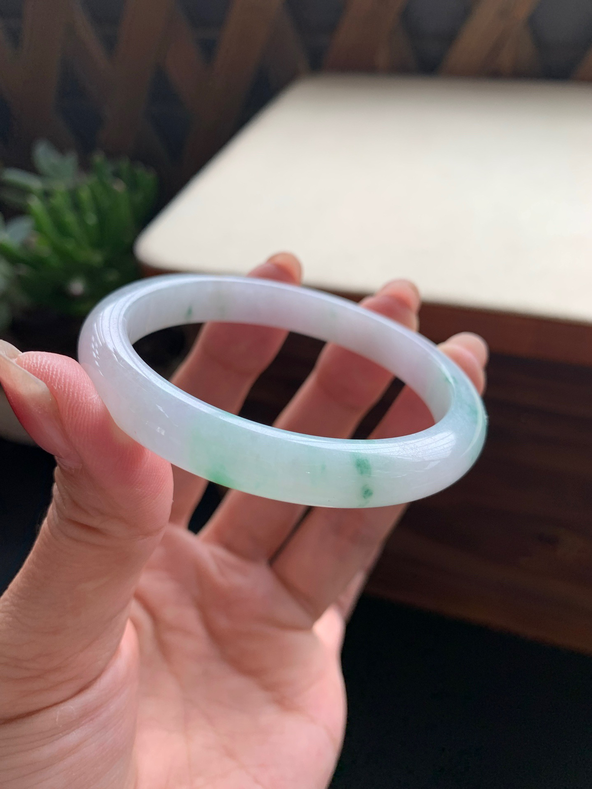 53圈口飘绿贵妃翡翠手镯 ⭕️53-50-8.6-6.8