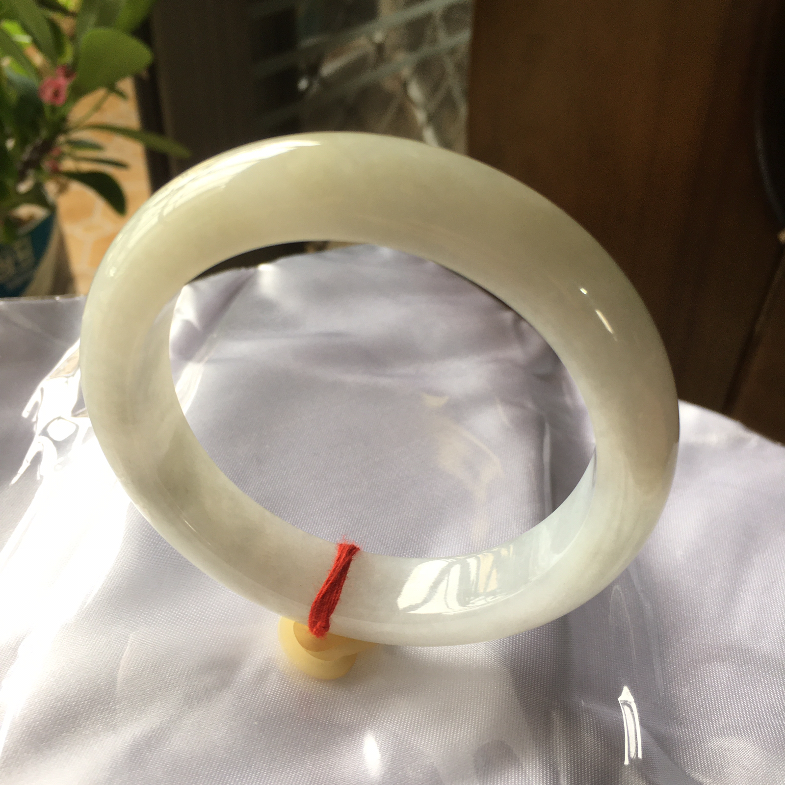 57圈口正圈冰黄手镯，版型正庄，质地细腻水润，自然光实拍，尺寸：57*12.6*9.2（毫米）手工测