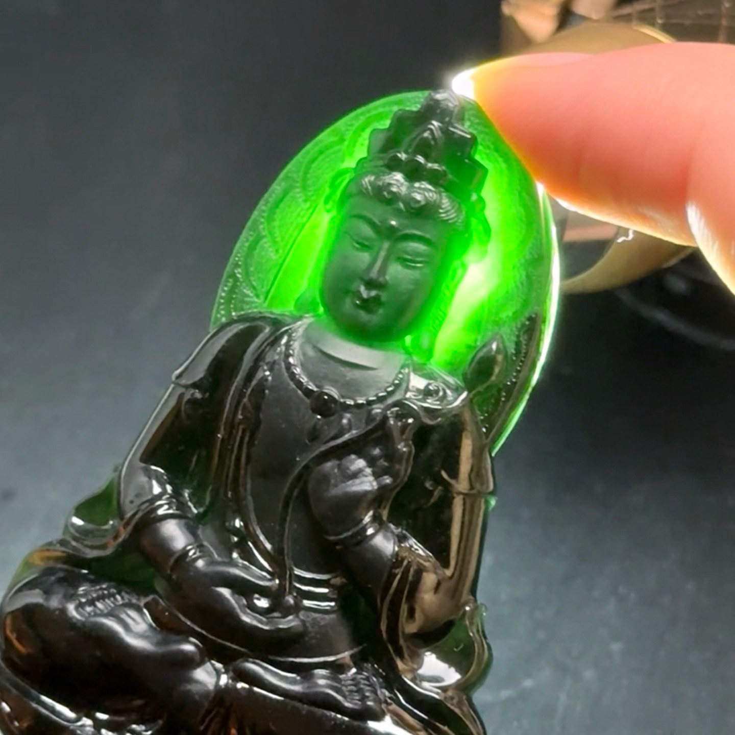 精品墨翠正装观音 种好色正 黑度极好 打灯通透 油性十足 厚桩大气  尺寸61.3