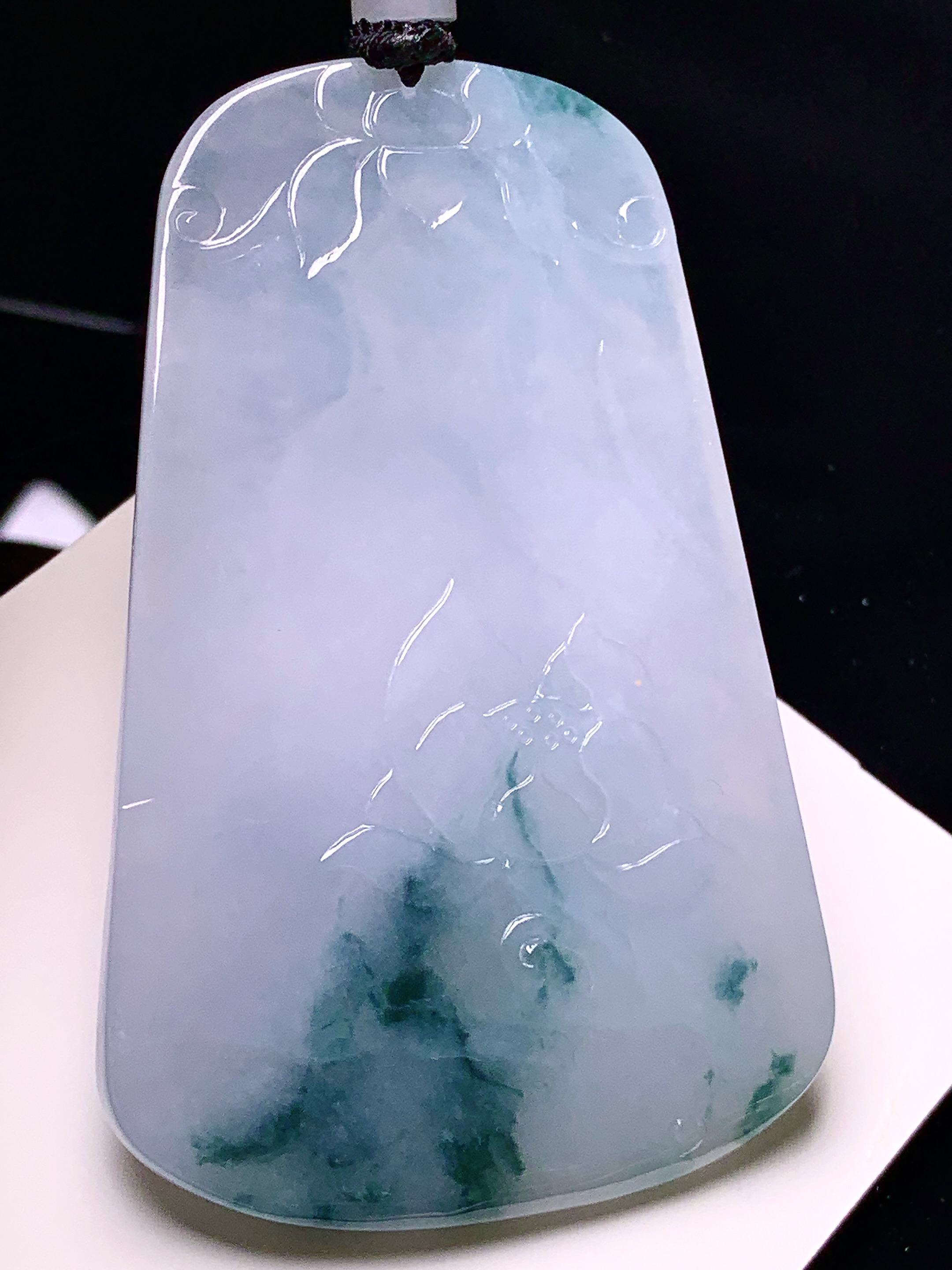 飘绿观音菩萨吊坠 玉质细腻 色泽艳丽清新 水润亮眼 整体尺寸68.2*43.5*6 L1