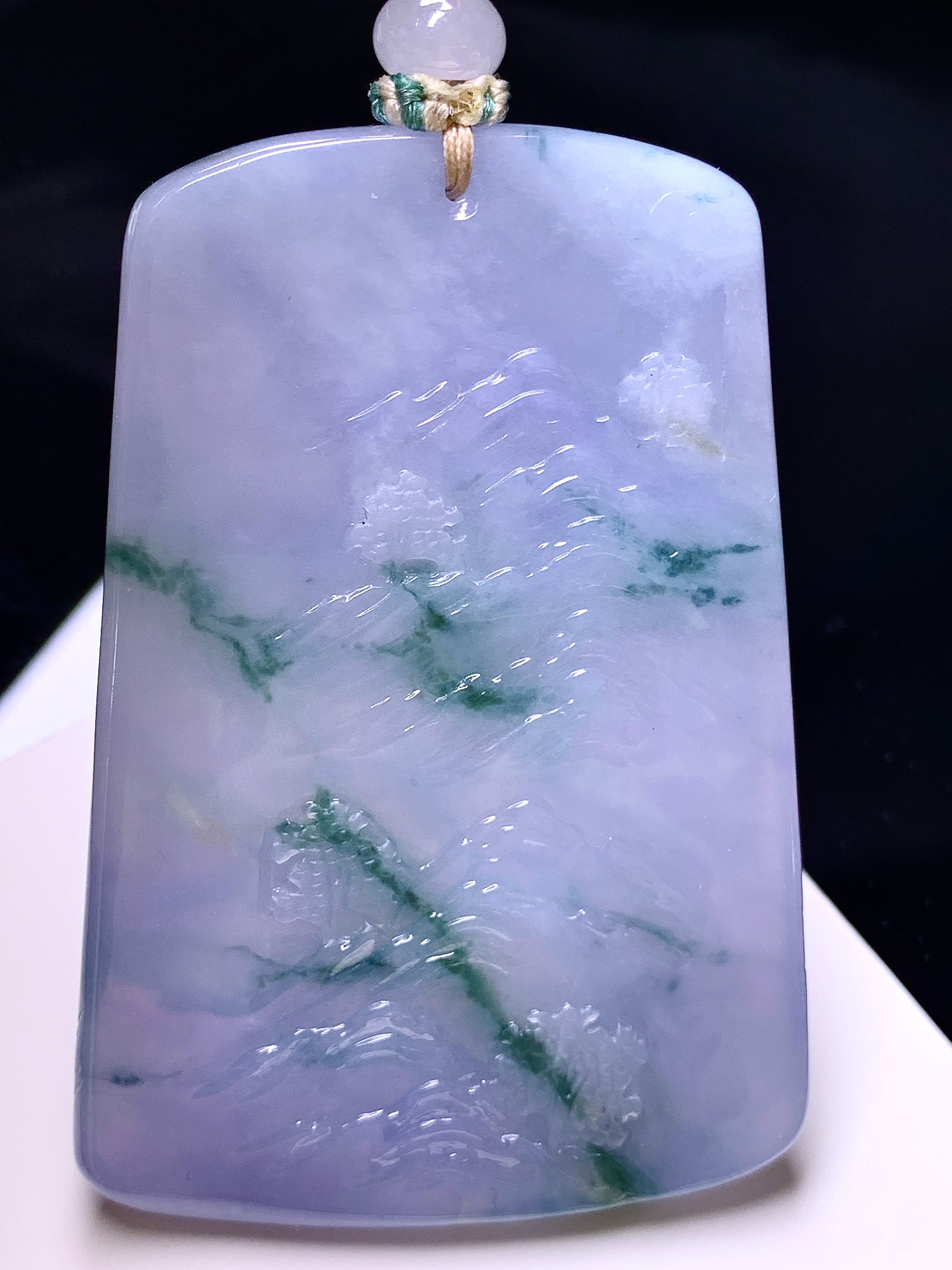 紫罗兰飘绿山水牌子吊坠 玉质细腻 色泽艳丽清新 水润亮眼 整体尺寸64*43.2*5.8 a2