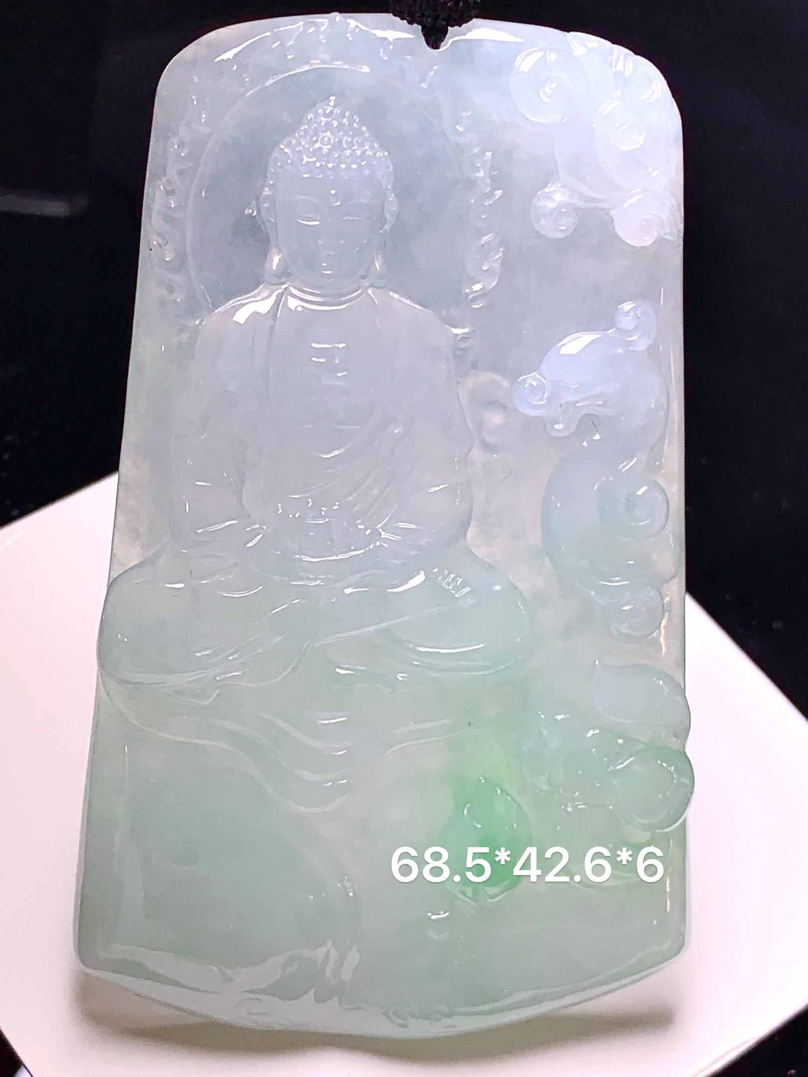 飘绿大日如来佛祖吊坠 玉质细腻 色泽艳丽清新 水润亮眼 整体尺寸68.5*42.6*6 a2