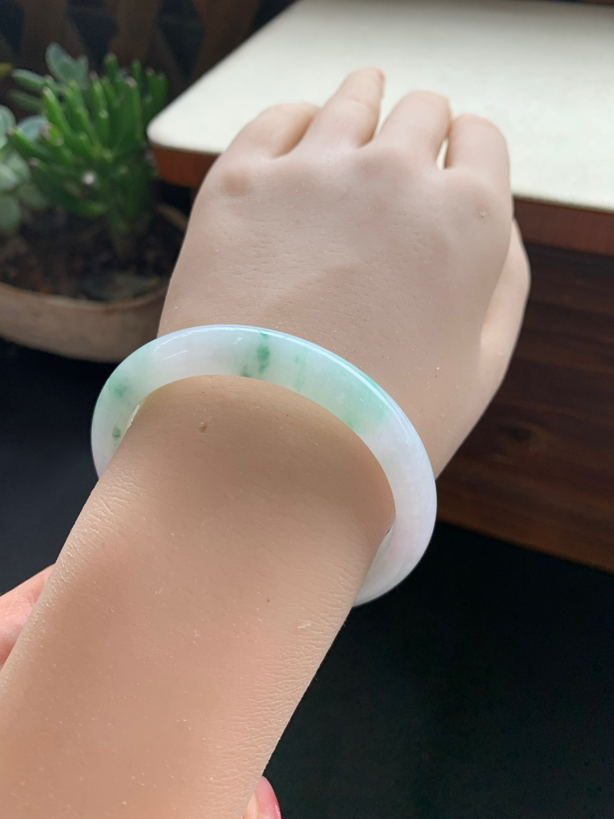 53圈口飘绿贵妃翡翠手镯 ⭕️53-50-8.6-6.8