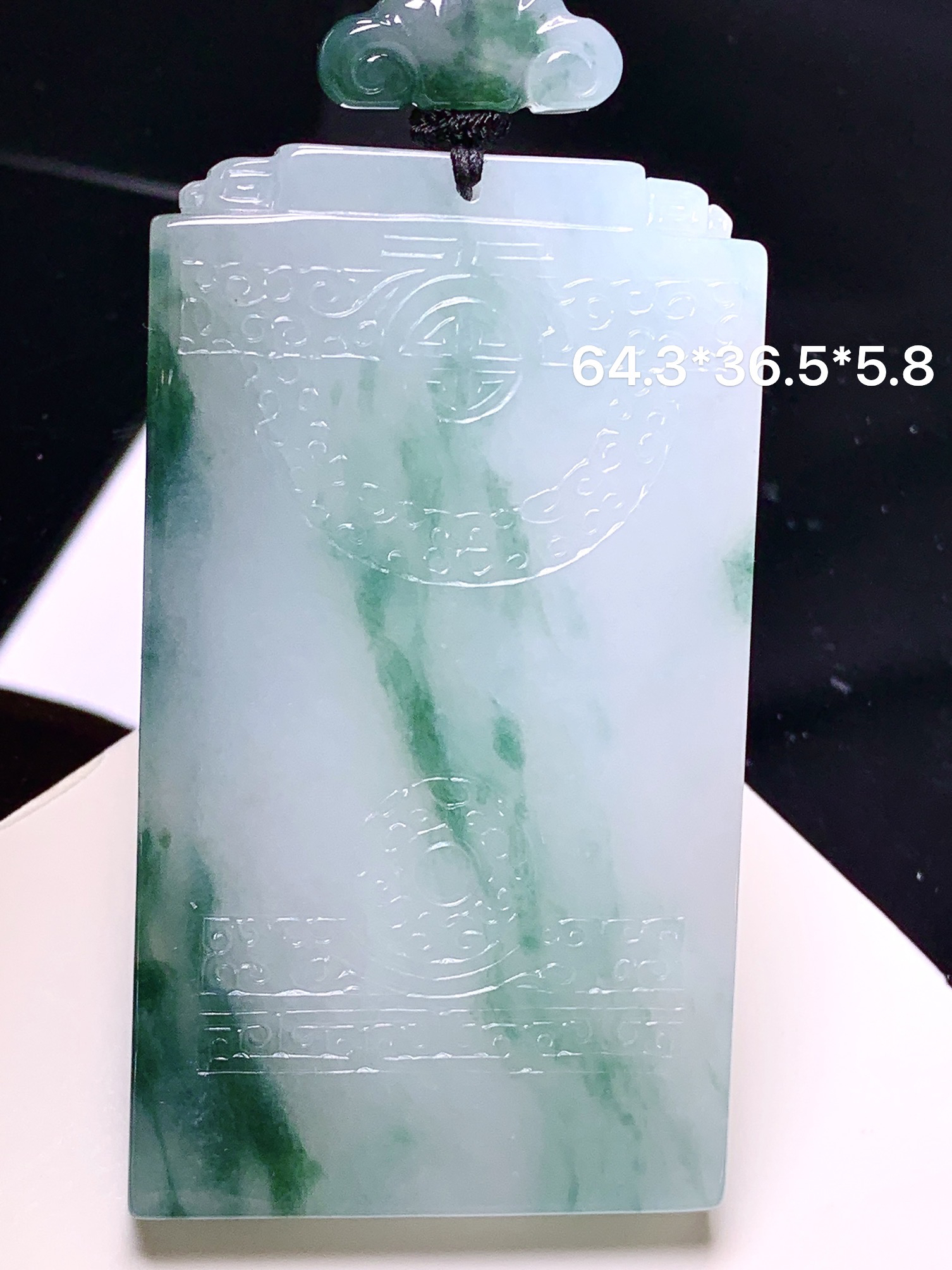 飘绿无事牌吊坠 玉质细腻 色泽艳丽清新 水润亮眼 整体尺寸64.3*36.5*5.8 l1