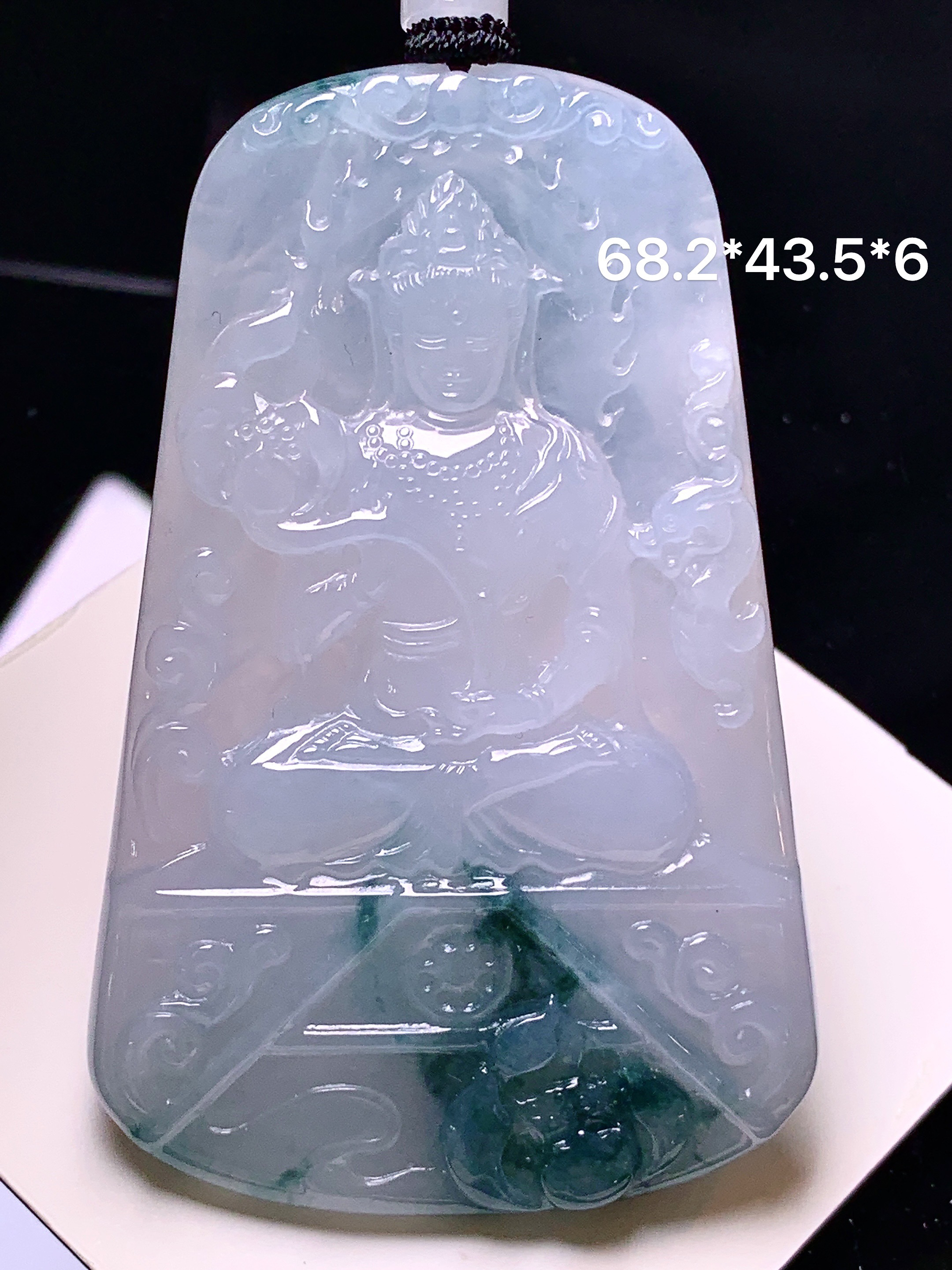 飘绿观音菩萨吊坠 玉质细腻 色泽艳丽清新 水润亮眼 整体尺寸68.2*43.5*6 L1