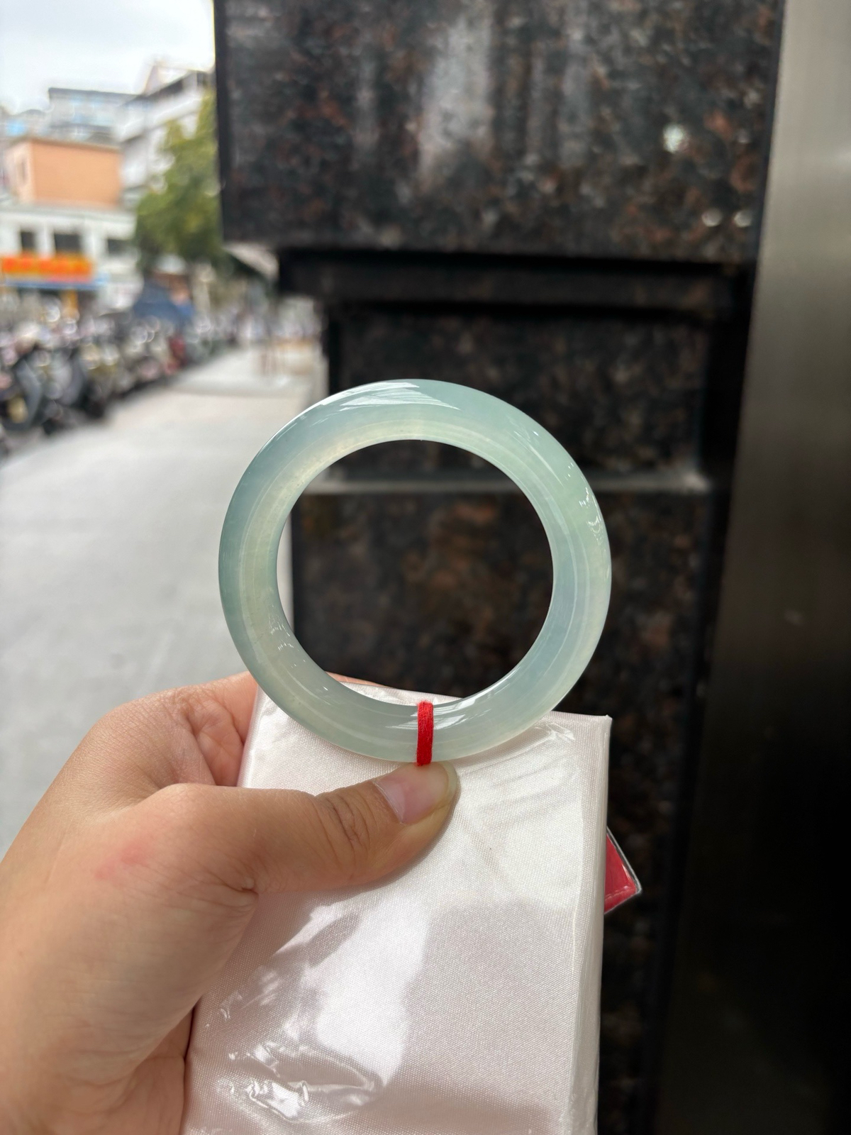 冰晴圆条
无暇，底妆水润细腻，满圈淡雅晴绿，像初春嫩芽落入清泉，均匀柔和，抬眼就是一片宁静感。