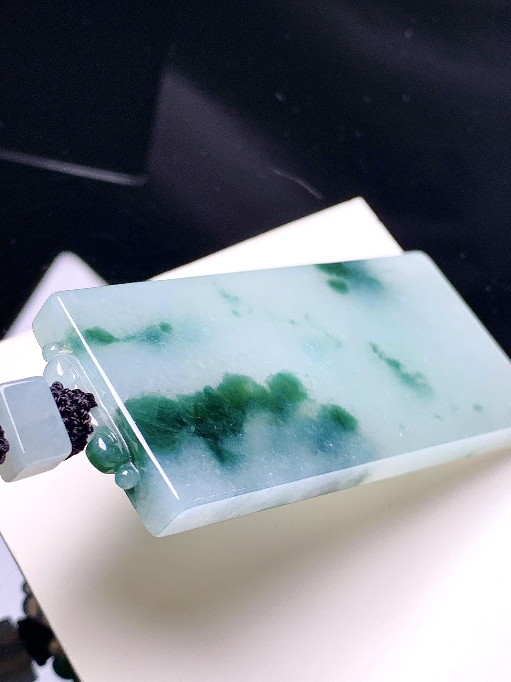 飘绿无事牌吊坠 玉质细腻 色泽艳丽清新 水润亮眼 整体尺寸65.5*27.7*5.8 L1