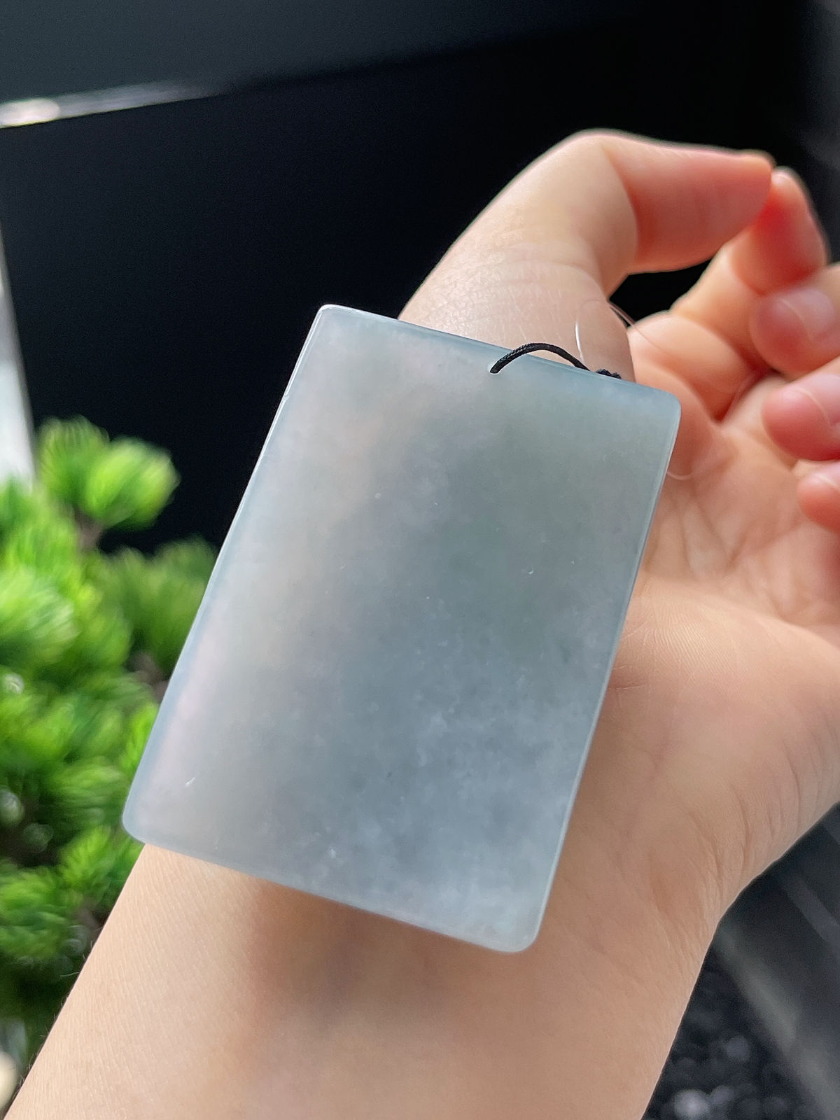 翡翠糯化种淡绿色吊坠
