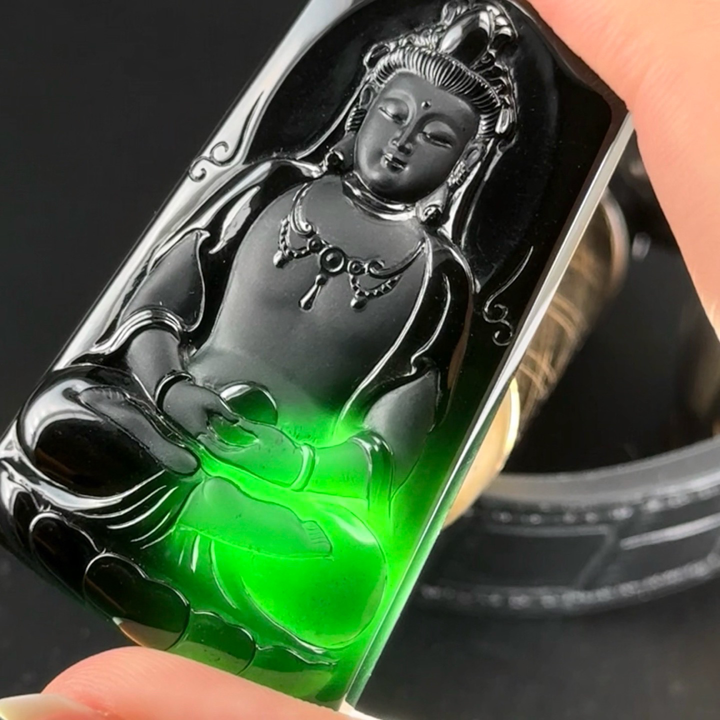 墨翠观音 种好色正 黑度极好 打灯通透 油性十足 尺寸55.8