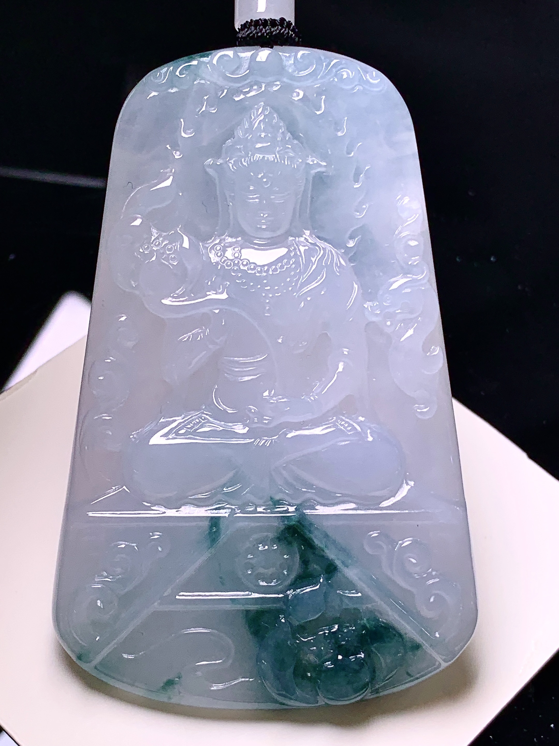 飘绿观音菩萨吊坠 玉质细腻 色泽艳丽清新 水润亮眼 整体尺寸68.2*43.5*6 L1