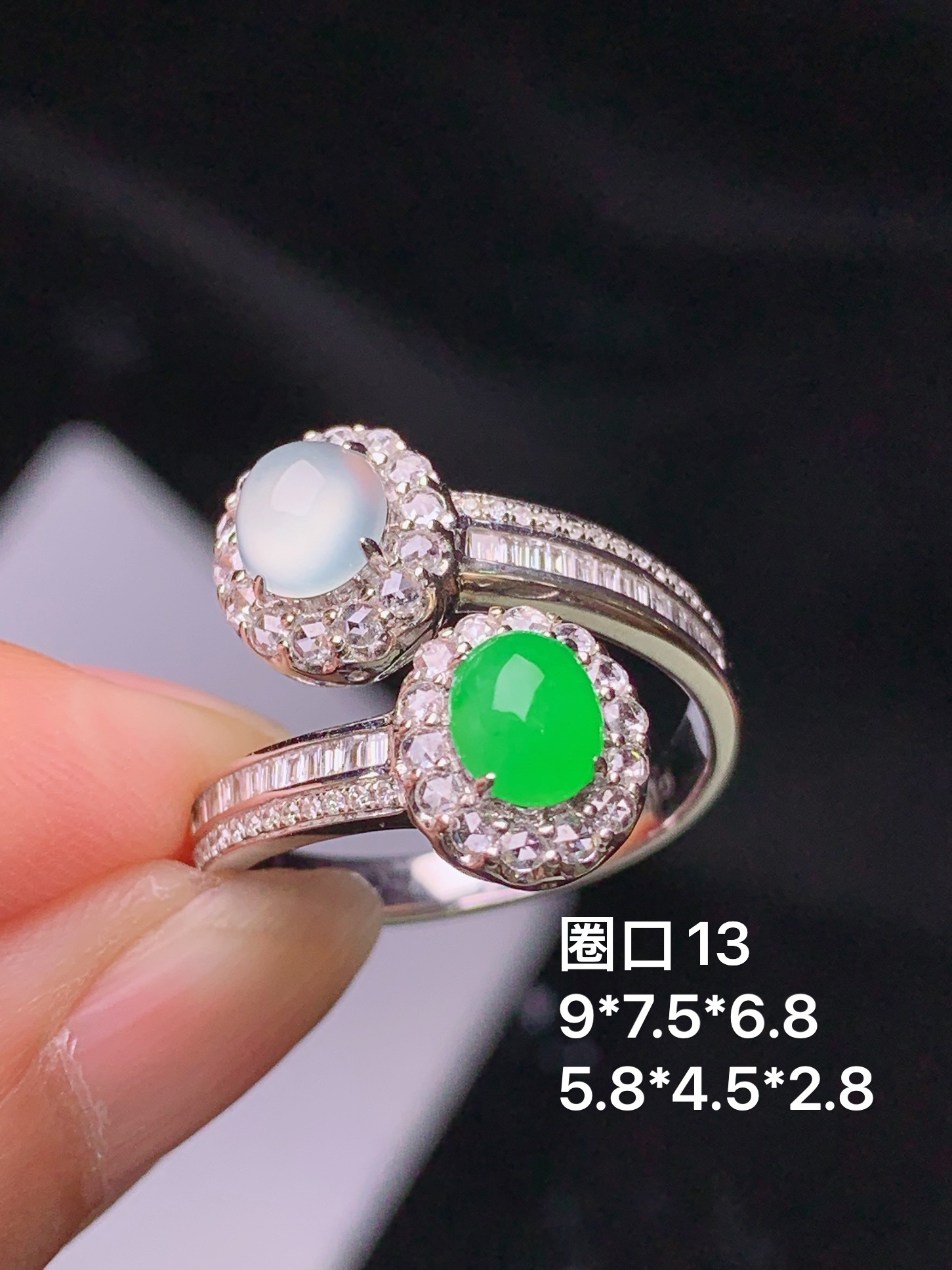 18k金钻镶嵌冰阳绿组合冰蛋面戒指 玉质细腻 色泽艳丽清新 水润亮眼 圈口13 整体尺寸9*7.5*6.8 k1