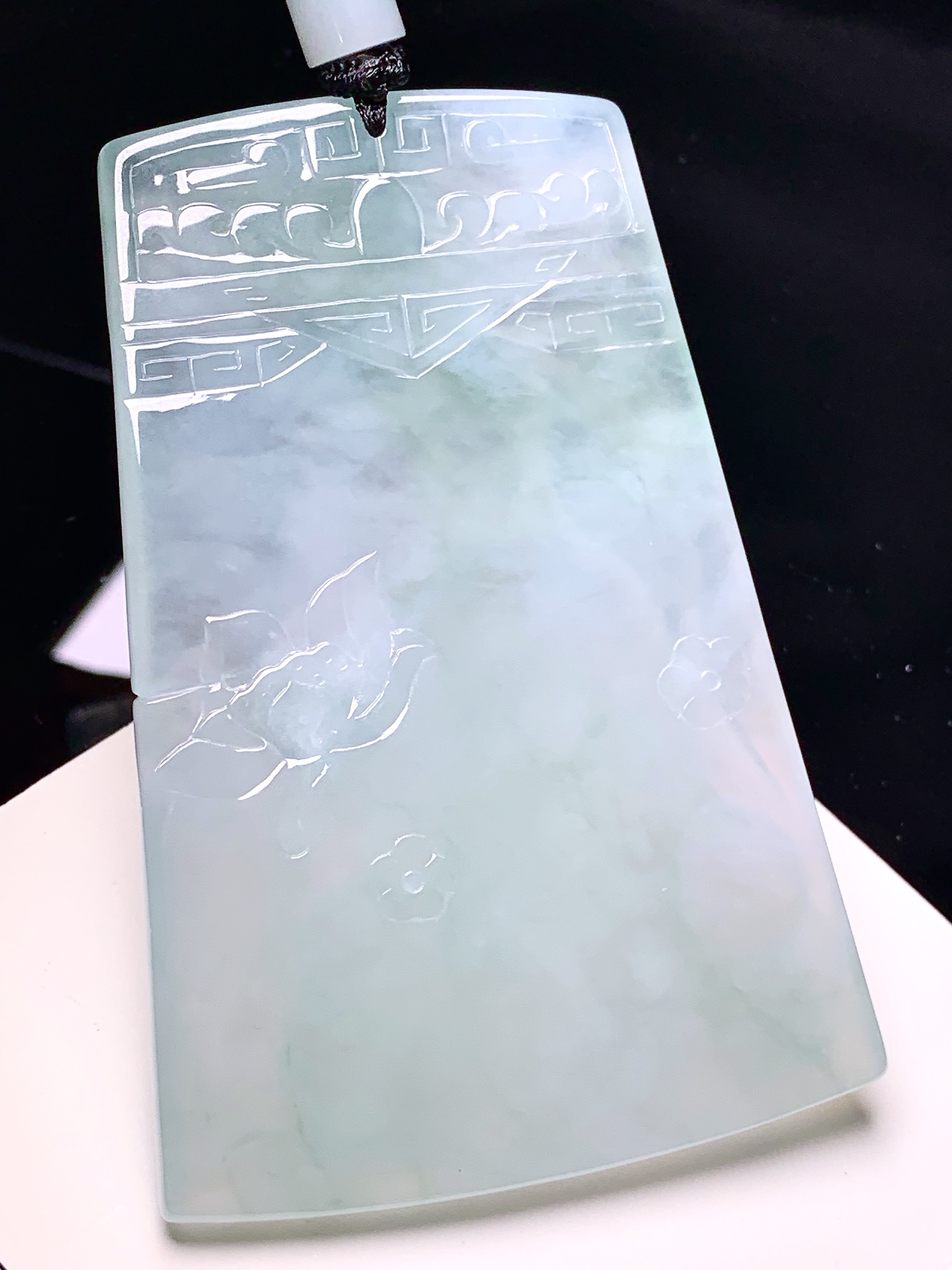 飘绿观音菩萨吊坠 玉质细腻 色泽艳丽清新 水润亮眼 整体尺寸72.5*48.2*5.8 L1