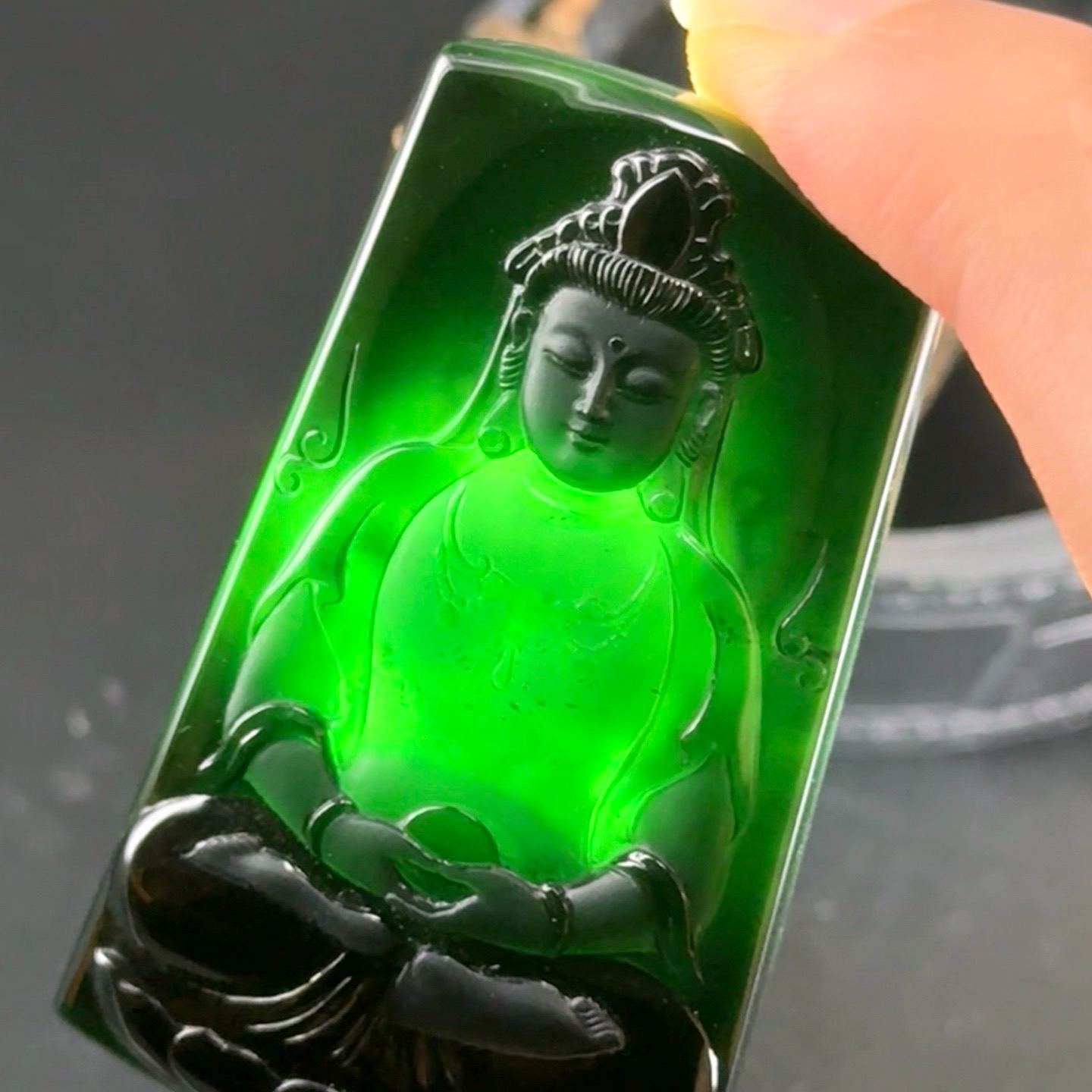 墨翠观音 种好色正 黑度极好 打灯通透 油性十足 尺寸55.8