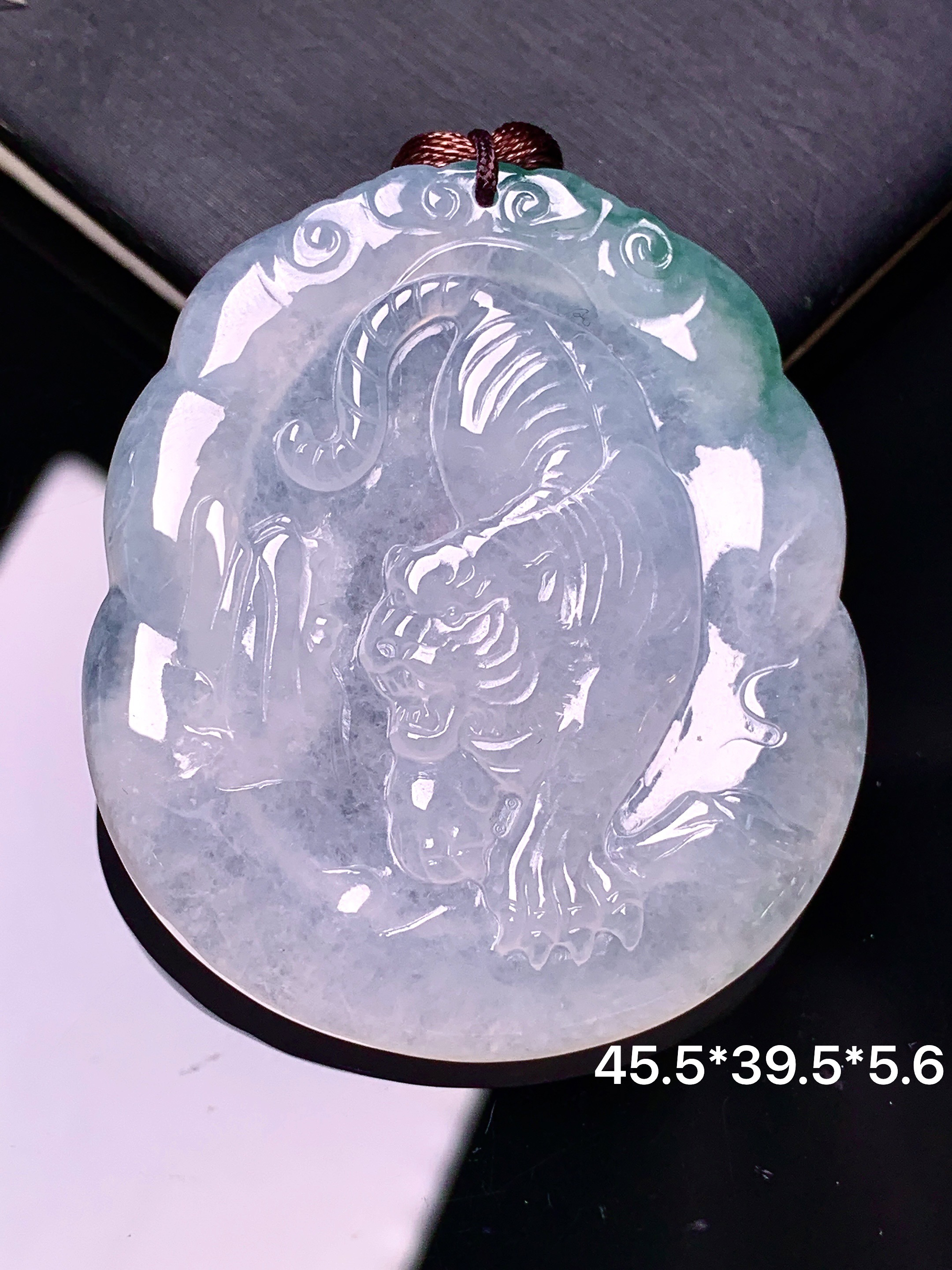 飘绿生肖虎吊坠 玉质细腻 色泽艳丽清新 水润亮眼 整体尺寸45.5*39.5*5.6 b2