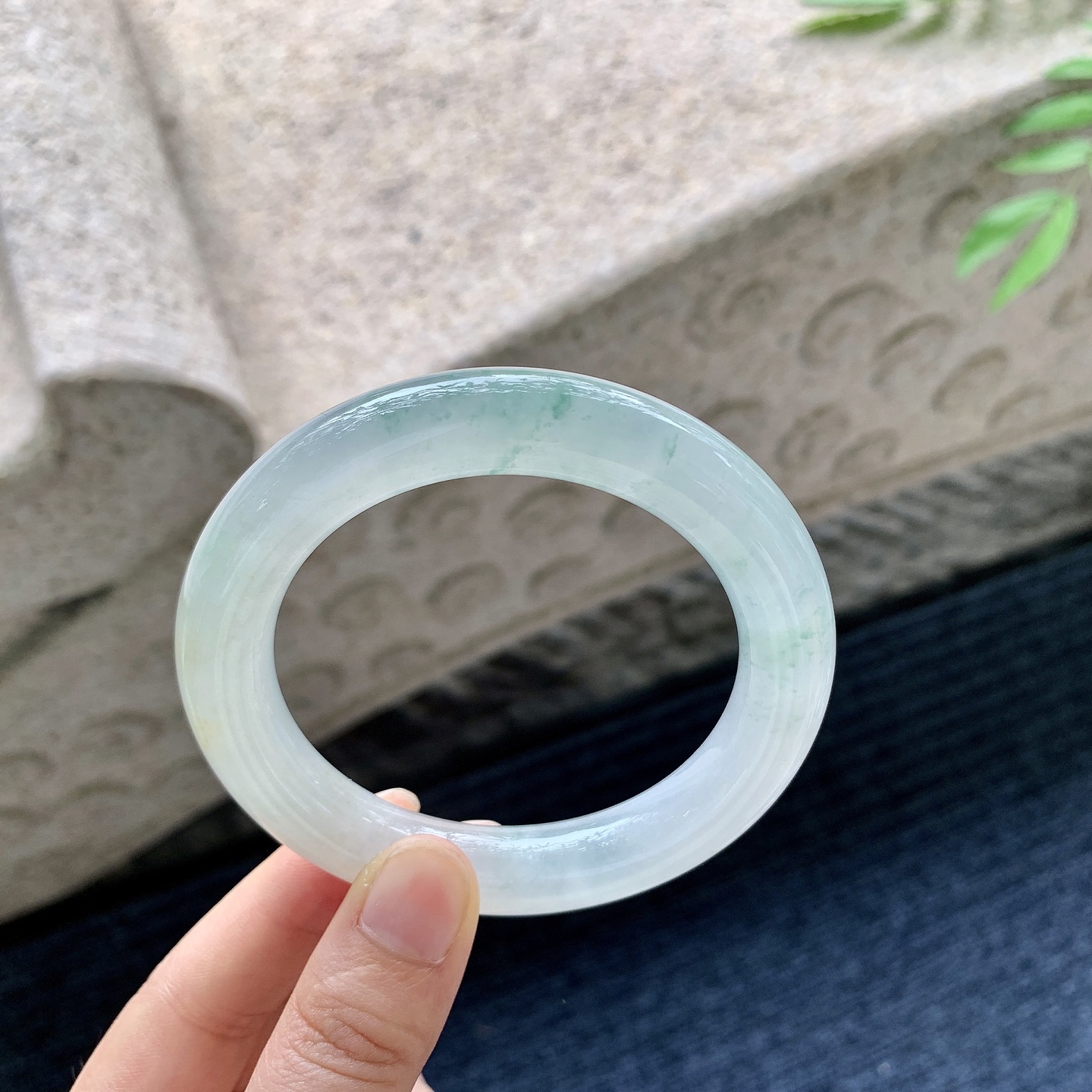 圆条56 57，圈口57.1/11.4/10，编码B2080265，描述糯冰飘花，飘黄翡，水润，种老，细腻，无裂。