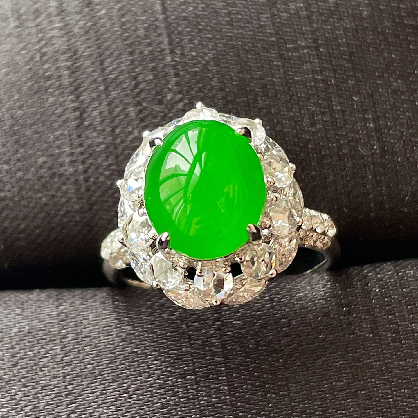 ️高冰阳绿戒指，实物更好看，色辣，18k金镶嵌，饱满水润，无裂，裸石尺寸10.6/8.8/6.5-